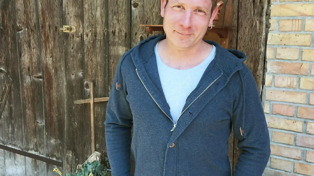 Der kernige Schweizer Jeroen (47) bewarb sich bereits 2014 beim Schweizer-TV-Format "Bauer, ledig, sucht...", um seinen Traummann zu suchen - doch die große Liebe hat er dort leider nicht gefunden. Jeroen, der hauptberuflich in einem Schweinemastbetrieb angestellt ist, ist es wichtig, dass sein zukünftiger Partner sich ebenfalls für die Landwirtschaft interessiert.