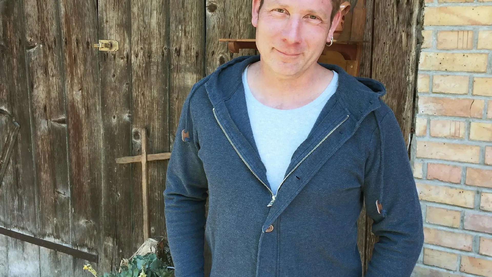 Der kernige Schweizer Jeroen (47) bewarb sich bereits 2014 beim Schweizer-TV-Format "Bauer, ledig, sucht...", um seinen Traummann zu suchen - doch die große Liebe hat er dort leider nicht gefunden. Jeroen, der hauptberuflich in einem Schweinemastbetrieb angestellt ist, ist es wichtig, dass sein zukünftiger Partner sich ebenfalls für die Landwirtschaft interessiert.
