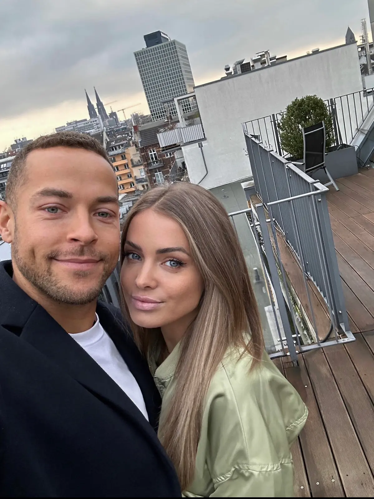 Andrej Mangold und Freundin Anni auf ihrer neuen Dachterrasse.