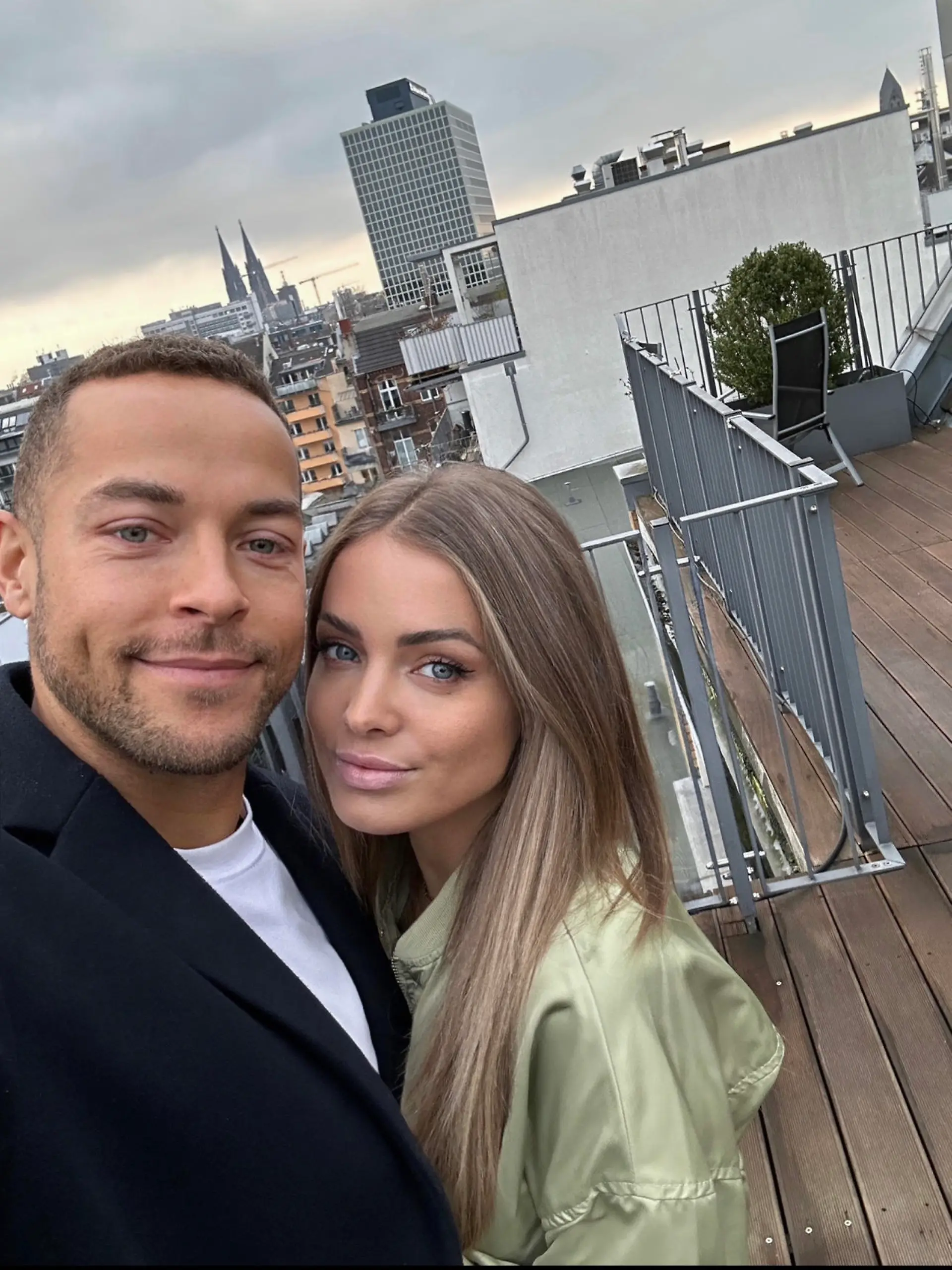 Andrej Mangold und Freundin Anni auf ihrer neuen Dachterrasse.