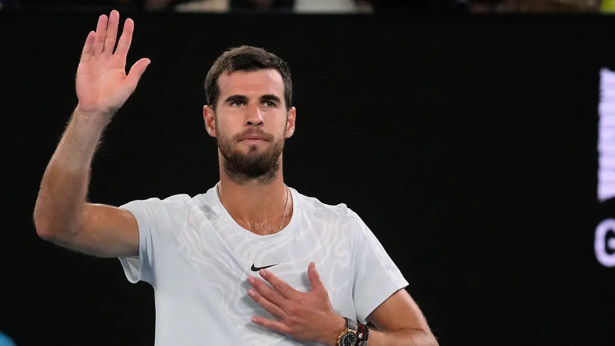 24.01.2023, Australien, Melbourne: Tennis, Grand Slam, Australian Open, Einzel, Herren, Viertelfinale, Chatschanow (Russland) gegen Korda (USA): Karen Chatschanow feiert seinen Sieg. Foto: Dita Alangkara/AP/dpa +++ dpa-Bildfunk +++