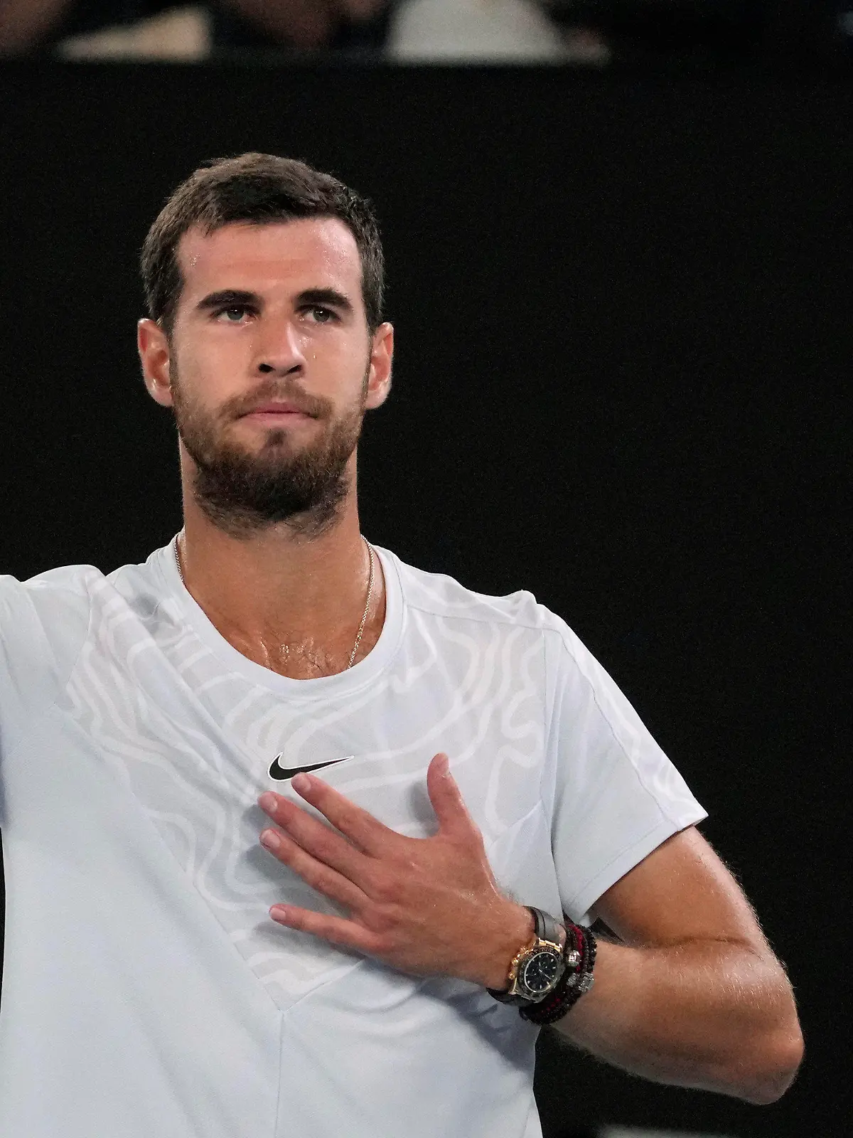 24.01.2023, Australien, Melbourne: Tennis, Grand Slam, Australian Open, Einzel, Herren, Viertelfinale, Chatschanow (Russland) gegen Korda (USA): Karen Chatschanow feiert seinen Sieg. Foto: Dita Alangkara/AP/dpa +++ dpa-Bildfunk +++
