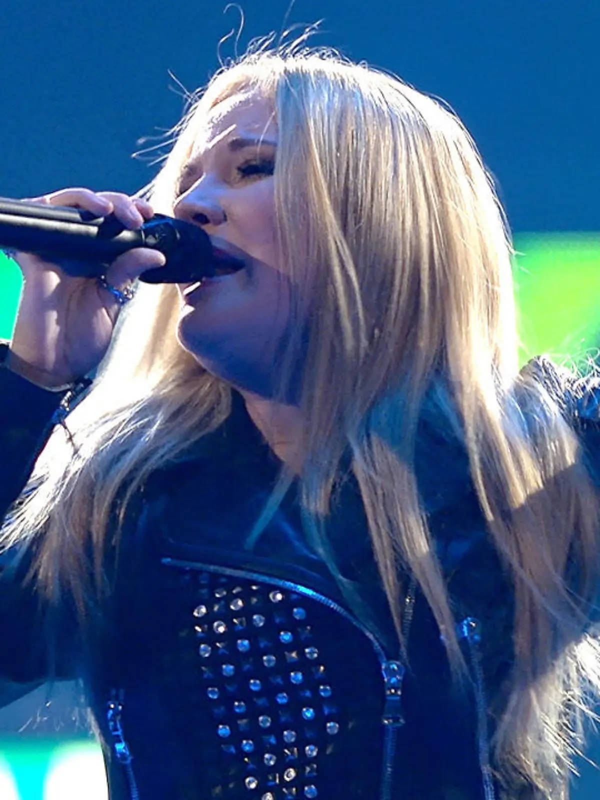 Bild zu: "Laura van den Elzen rockt die Bühne mit "Black Velvet""