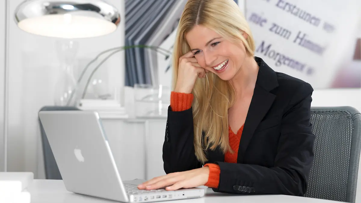 Frau mit Notebook