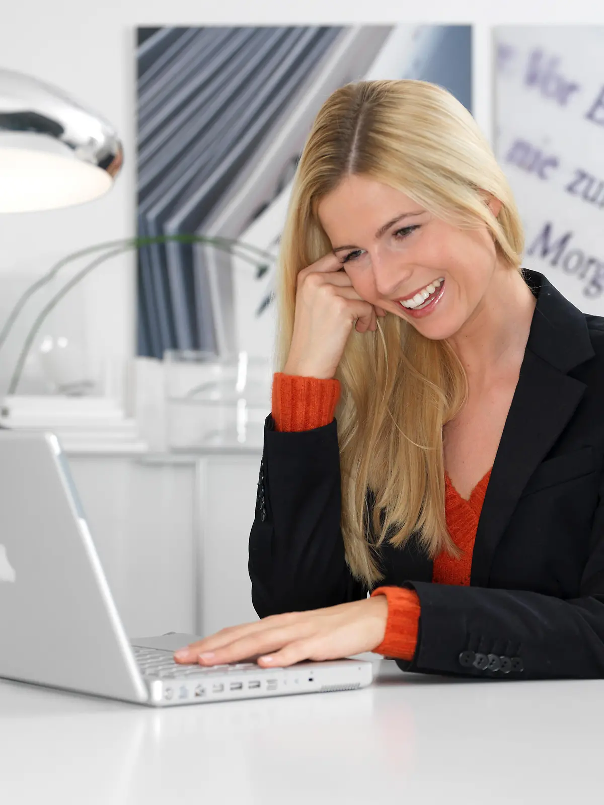Frau mit Notebook