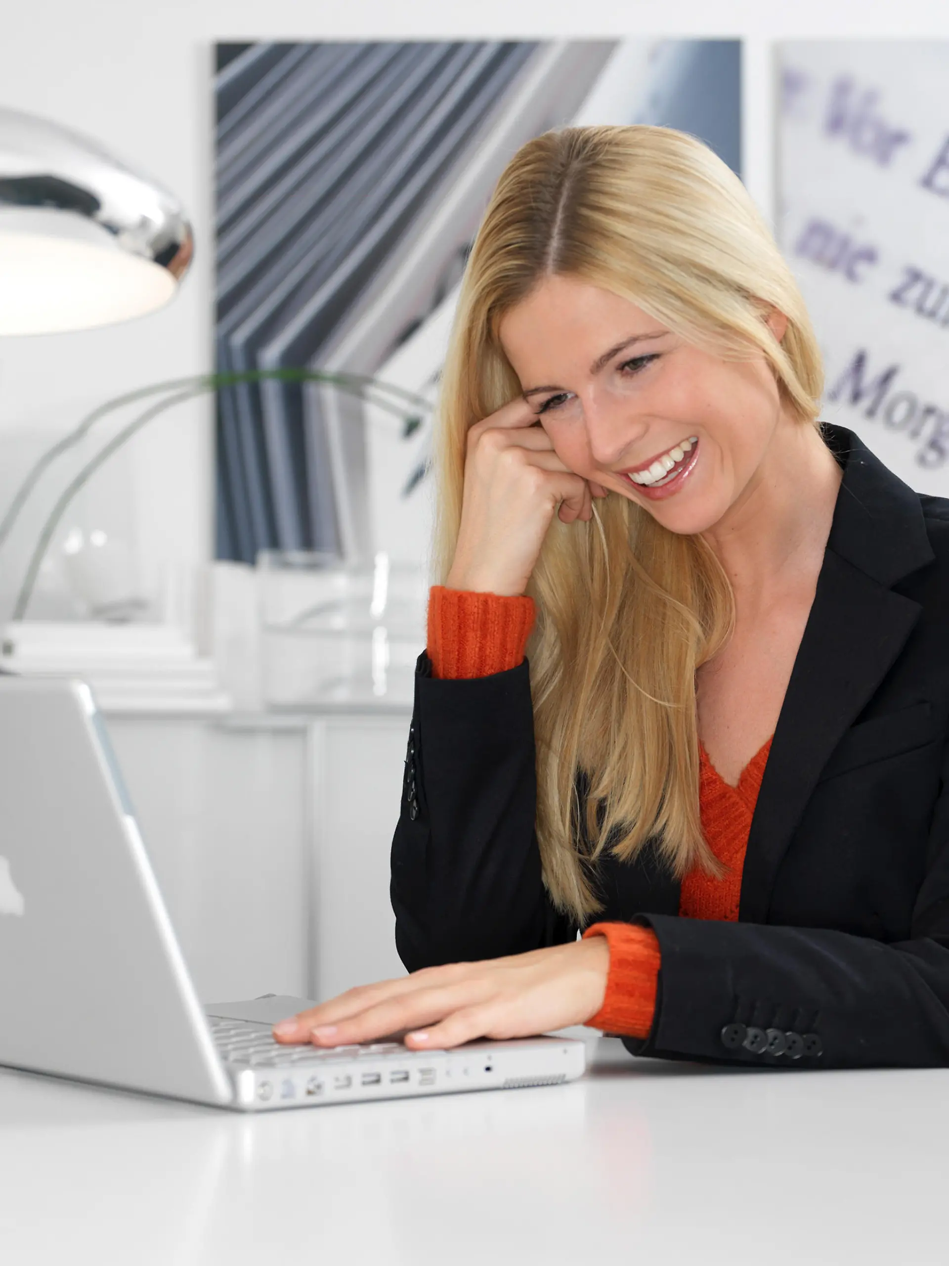 Frau mit Notebook