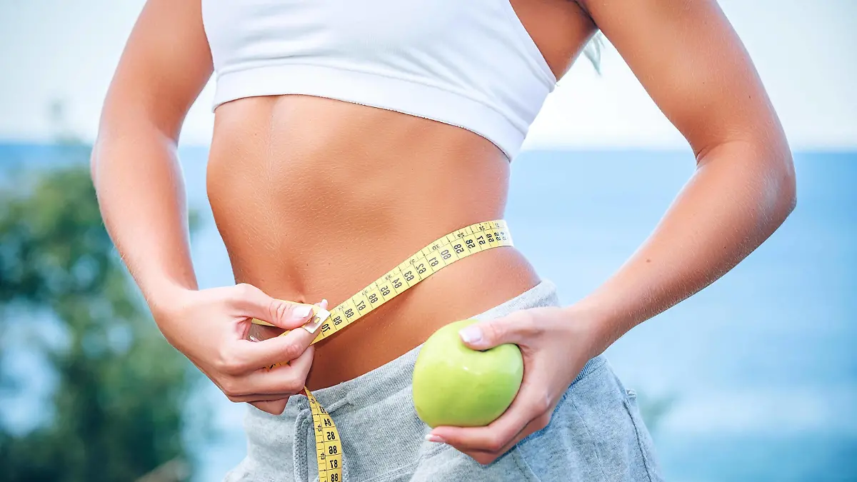 Creative Highlights Symbolfots Torso einer jungen Frau mit Apfel und Metermaß *** Torso of a young woman with apple and tape measure Copyright: imageBROKER/Anpet2000 ibxgrb04993148.jpg Bitte beachten Sie die gesetzlichen Bestimmungen des deutschen Urheberrechtes hinsichtlich der Namensnennung des Fotografen im direkten Umfeld der Veröffentlichung!