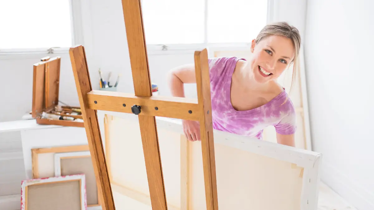 Weiblicher Maler im Studio, Female painter in studio Keine Weitergabe an Drittverwerter.