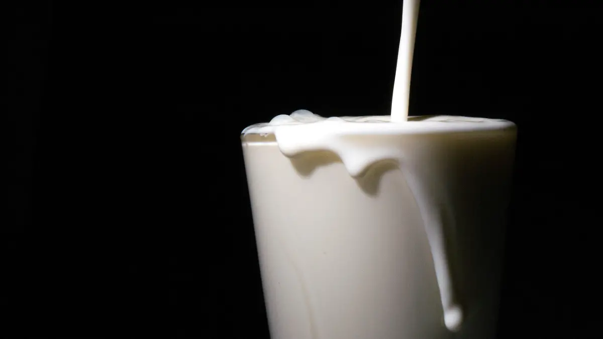 ARCHIV - ILLUSTRATION - Milch fließt am 17.05.2016 in Hannover (Niedersachsen) in ein Glas. Foto: Sebastian Gollnow/dpa (zu dpa «EU-Agrarminister suchen nach Weg aus der Milchkrise» vom 18.07.2016) +++(c) dpa - Bildfunk+++
