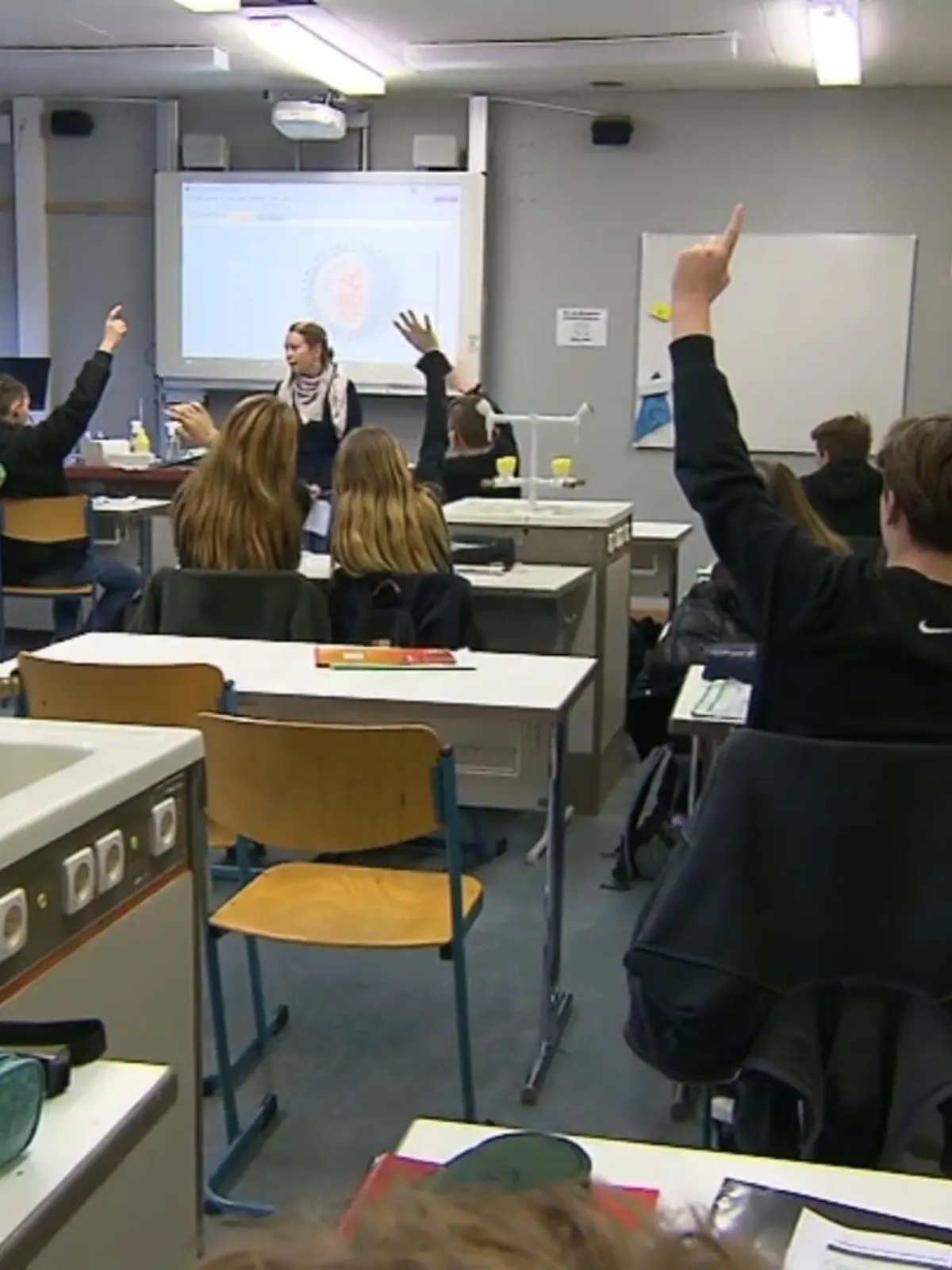 Weniger Lehrer, weniger Unterricht. So lautet die Forderung der Gewerkschaft Erziehung und Wissenschaft. Weil in NRW rund 8.000 Lehrkräfte fehlen, bringt sie weniger Schulstunden und reduzierte Klassenarbeiten ins Gespräch. Ein Vorschlag, der polarisiert.