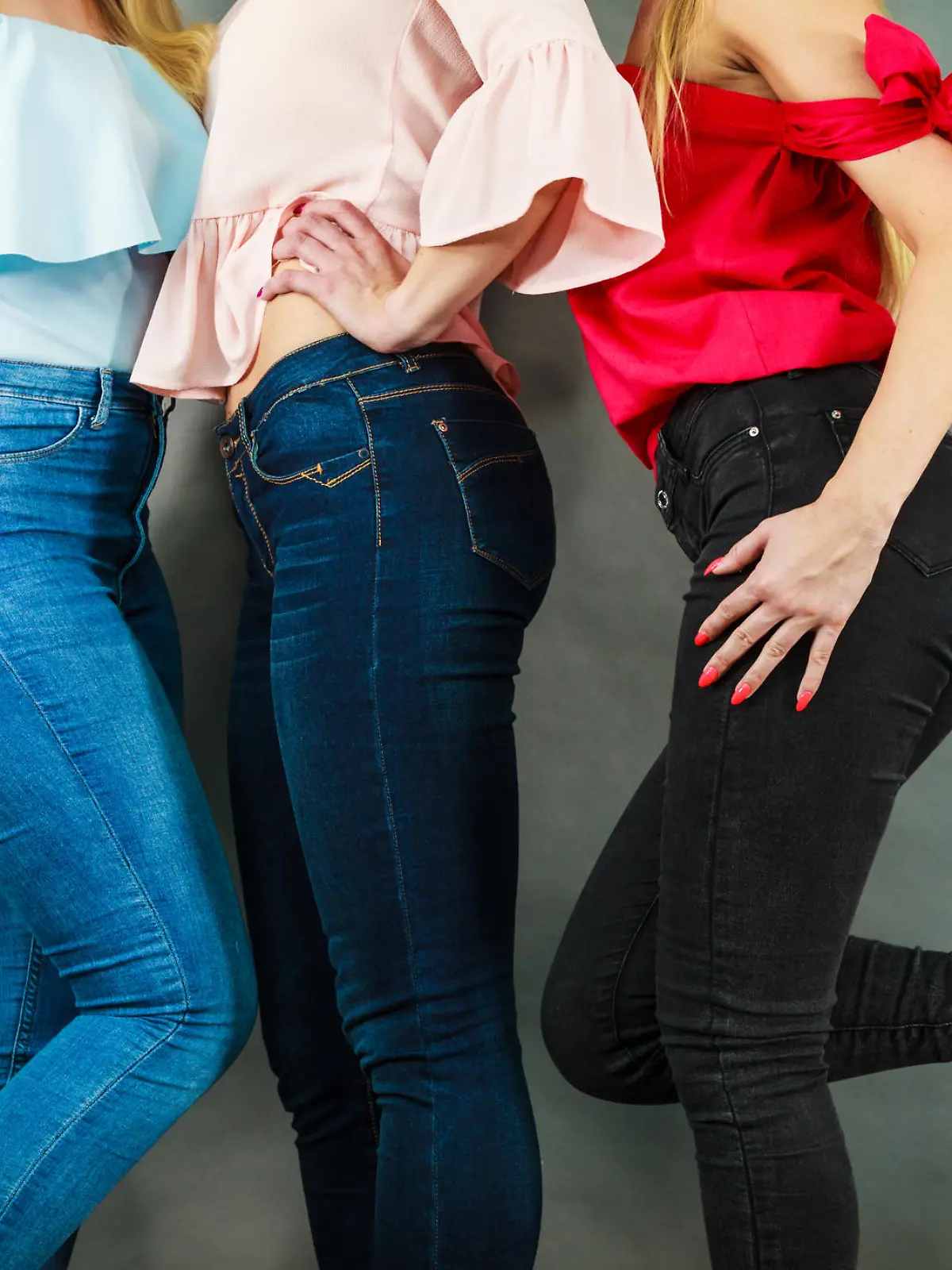 Frauen tragen Jeans