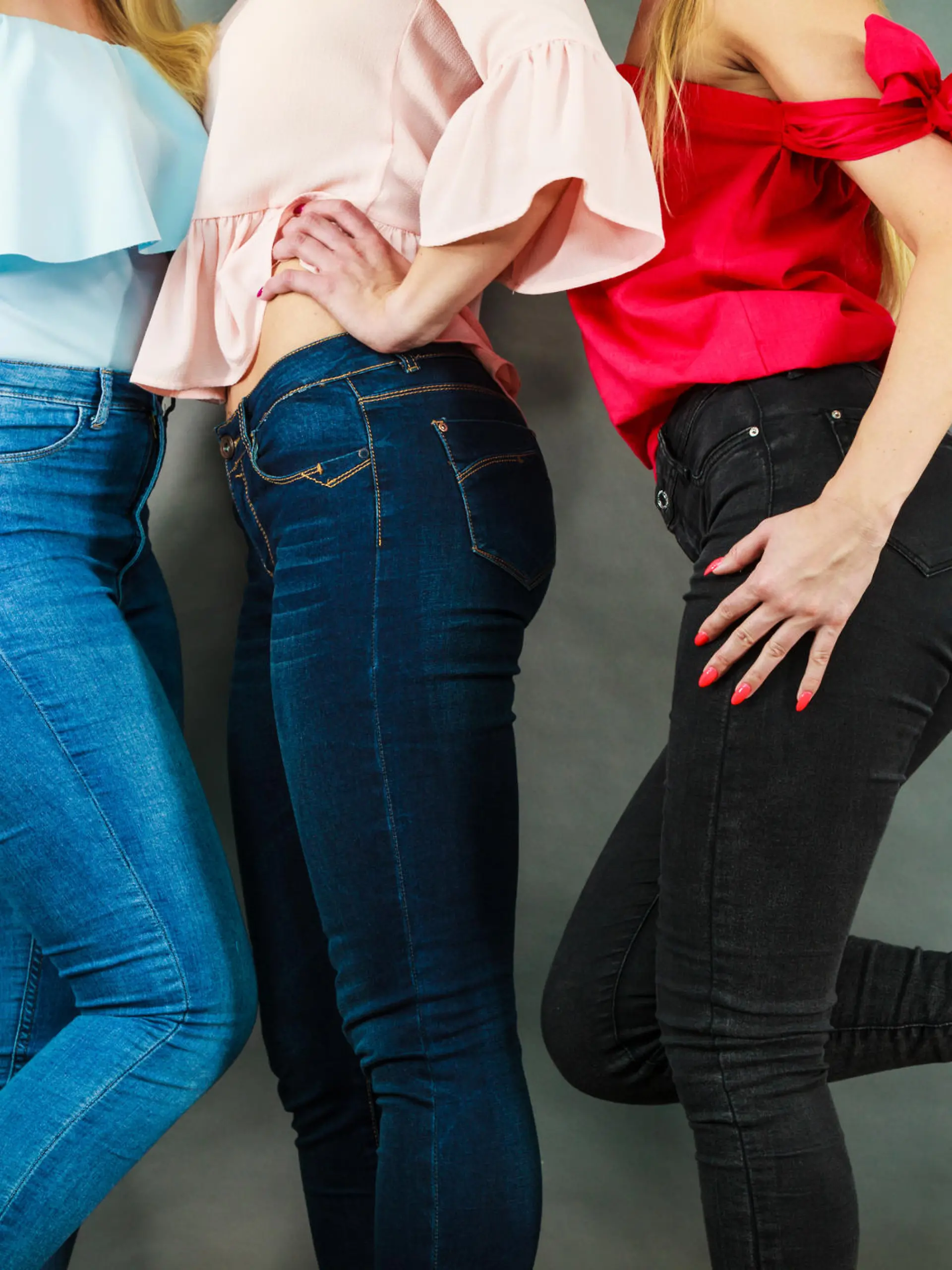 Frauen tragen Jeans