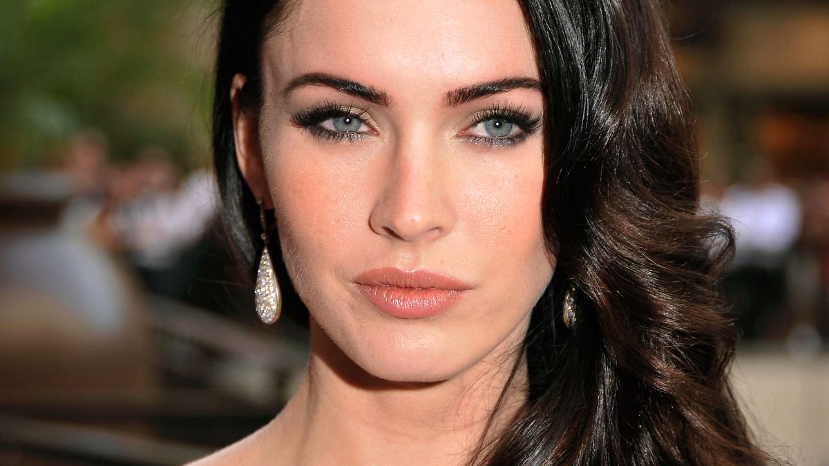 Blaue Augen und brünett: Worauf Männer wirklich stehen