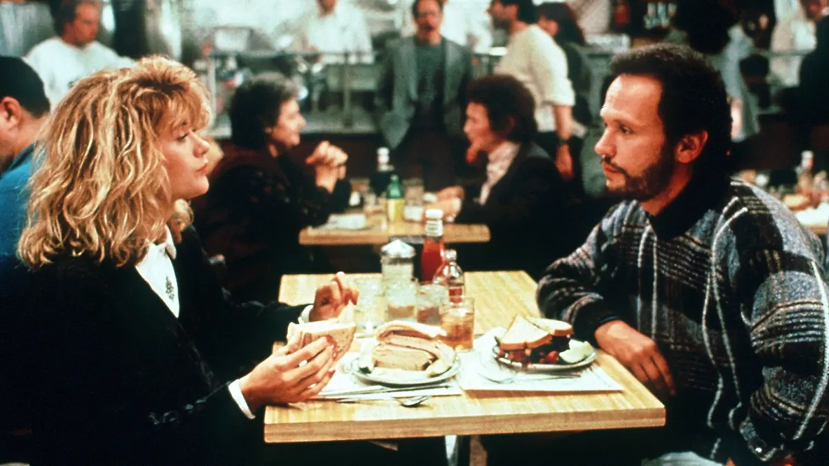 Harry Burns (Billy Crystal) sitzt im Filmklassiker "Harry und Sally" von 1989 Sally Albright (Meg Ryan) im Restaurant gegenüber. Die Mitglieder des "American Film Institute" (AFI) haben die besten Liebesfilme aller Zeiten gewählt. Die romantische Komödie "Harry und Sally" kam bei der Mitte Juni 2002 veröffentlichten Abstimmung nur auf Platz 25. Es gewann "Casablanca". Insgesamt waren 400 Liebesfilme nominiert, die von rund 1800 Regisseuren, Schauspielern, Kritikern und Studiomitarbeitern ausgewählt wurden. Eindeutiges Ergebnis: Hollywood war in früheren Zeiten wesentlich romantischer als heute. Nach Angaben des AFI erleben zudem nur drei Paare unter den zehn besten Liebesfilmen ein Happy End. Die restlichen Leinwand-Liebespaare gehen auseinander.