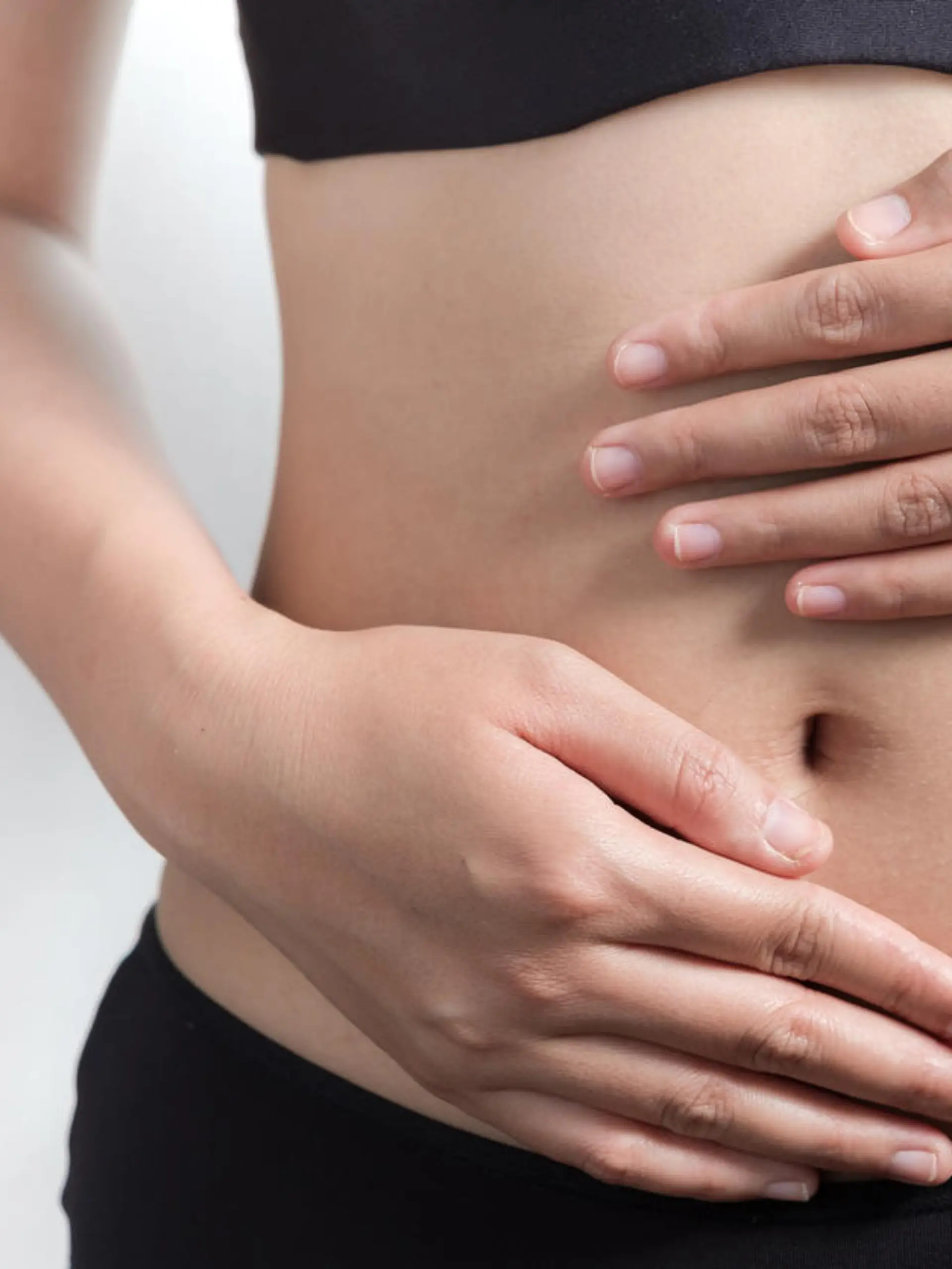 Frau mit flachem Bauch