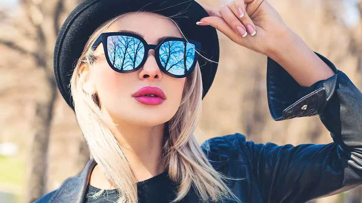 Frau mit Sonnenbrille und Hut