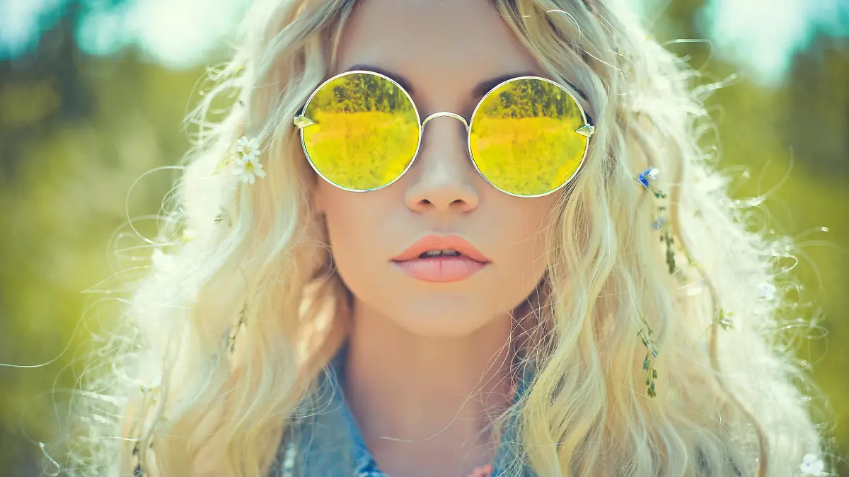Frau mit verspiegelter runder Sonnenbrille
