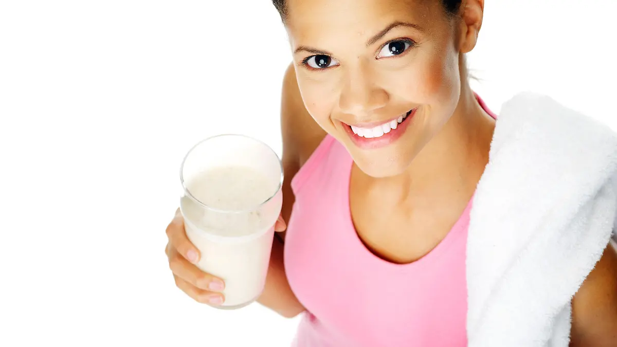 Portrait of a fit young woman with refreshing smoothie
