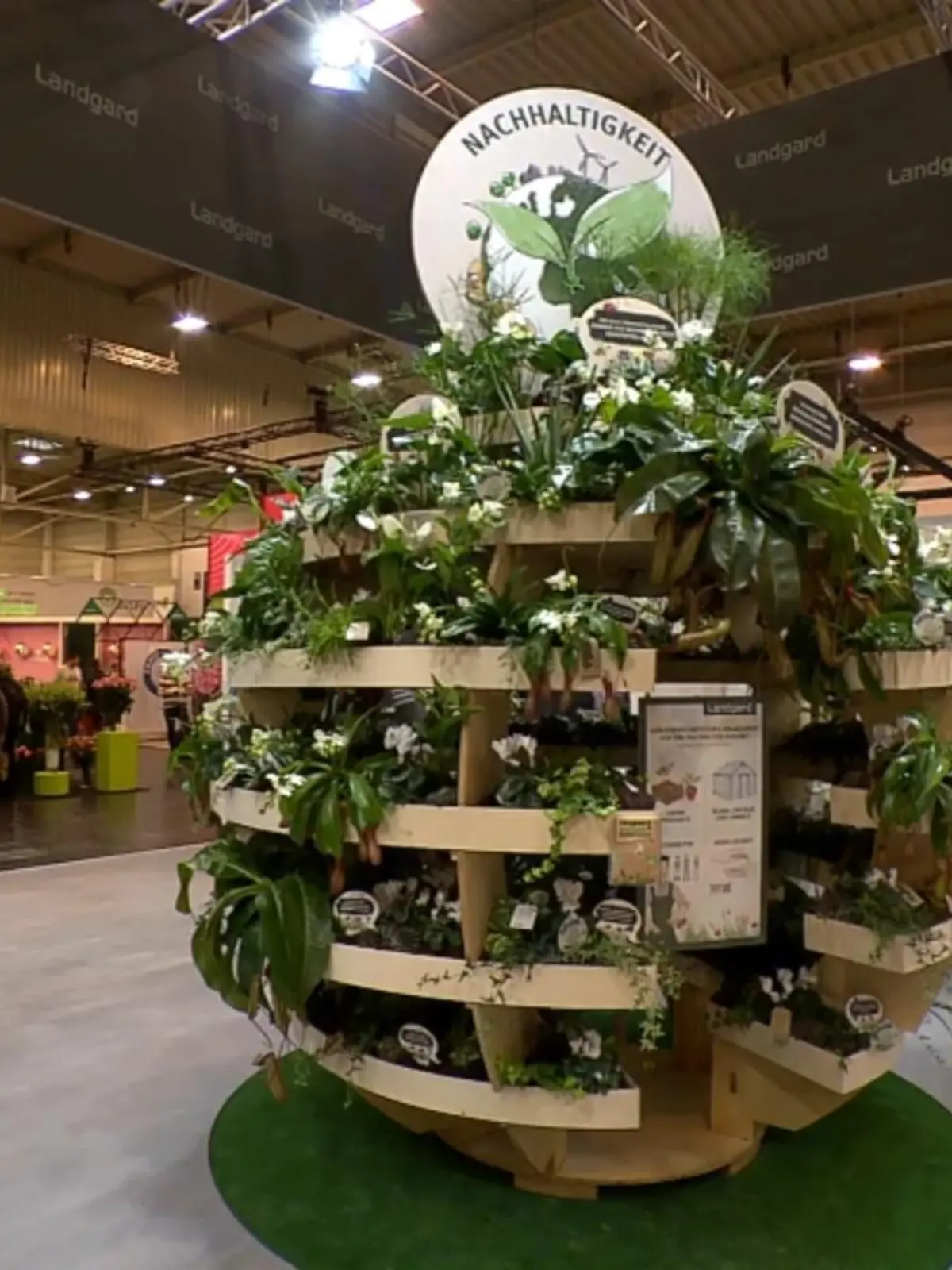 Heute startet die Internationale Pflanzenmesse für Fachbesucher in Essen. Hier gibt es nicht nur Dinge für XXL-Gartenbesitzer oder Profigärtner. Die Messe bietet Blumen und Pflanzen für wirklich jede Zimmer- oder Balkongröße. Erwartet werden 1.300 Unternehmen aus mehr als 40 Länder. Gezeigt werden die neusten Trends von Pflanzen, Technik, Ausstattung und Floristik. Die Messe für Fachbesucher läuft noch bis Freitag.