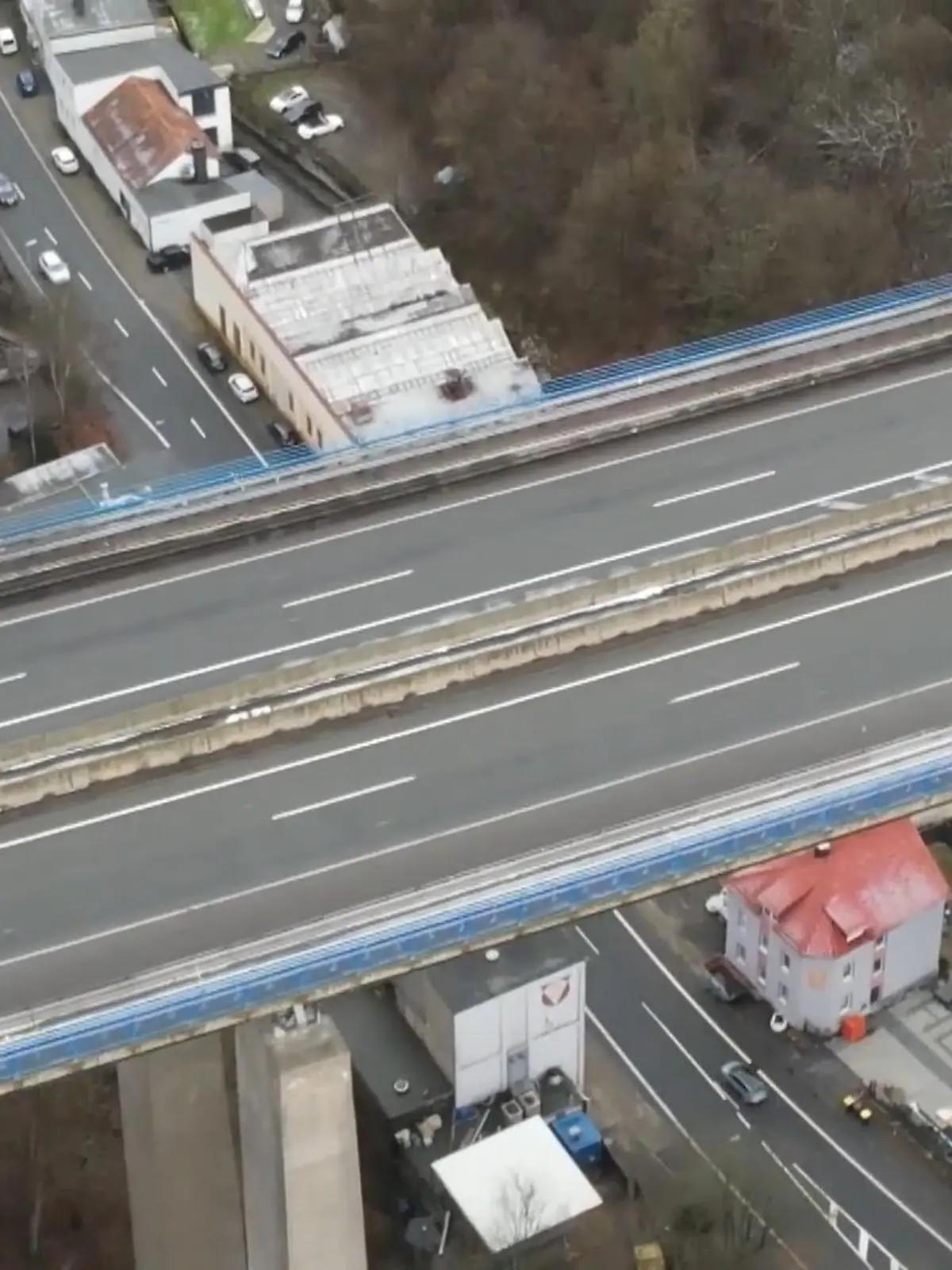 Mehr als 800 Autobahnbrücken in NRW sind als besonders sanierungsbedürftig eingestuft. So das NRW-Verkehrsministerium nach einer Anfrage der FDP. Der wohl prominenteste Fall: die Talbrücke Rahmede bei Lüdenscheid. Die ist seit Dezember 2021 komplett gesperrt und der absolute Alptraum tausender Brummi-Fahrer und Berufspendler. Heute mussten sich Ministerpräsident Wüst und Wirtschaftsministerin Neubaur einem Fragenhagel stellen.