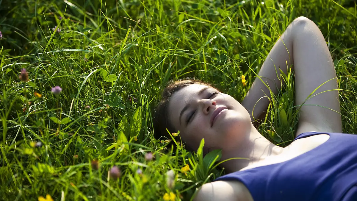 junges Maedchen liegt entspannt im Gras | young girl lying in the grass relaxed