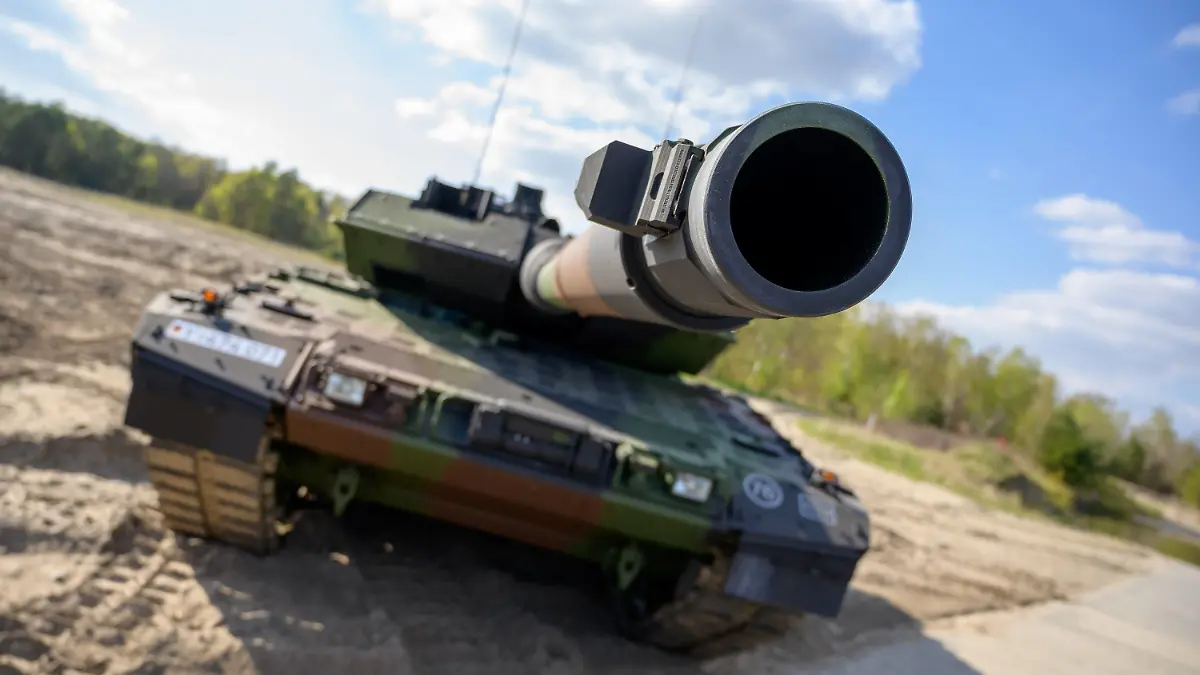 ARCHIV - 28.04.2022, Niedersachsen, Munster: Ein Kampfpanzer der Bundeswehr vom Typ Leopard 2 A7V steht auf dem Übungsplatz. Seit Monaten wird über die Unterstützung der Ukraine mit Leopard-Panzern diskutiert. (zu dpa-Korr: «Zählen statt liefern: Noch kein Marschbefehl für den Leopard») Foto: Philipp Schulze/dpa +++ dpa-Bildfunk +++