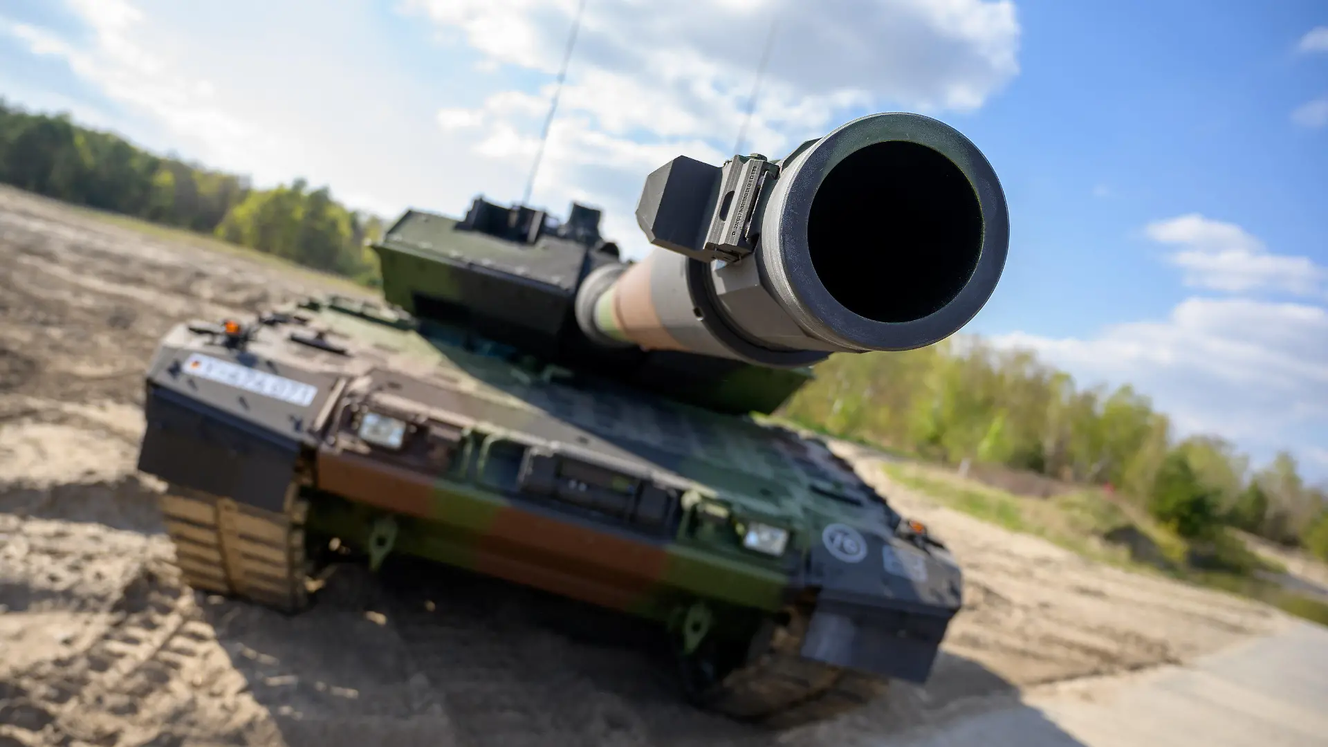 ARCHIV - 28.04.2022, Niedersachsen, Munster: Ein Kampfpanzer der Bundeswehr vom Typ Leopard 2 A7V steht auf dem Übungsplatz. Seit Monaten wird über die Unterstützung der Ukraine mit Leopard-Panzern diskutiert. (zu dpa-Korr: «Zählen statt liefern: Noch kein Marschbefehl für den Leopard») Foto: Philipp Schulze/dpa +++ dpa-Bildfunk +++
