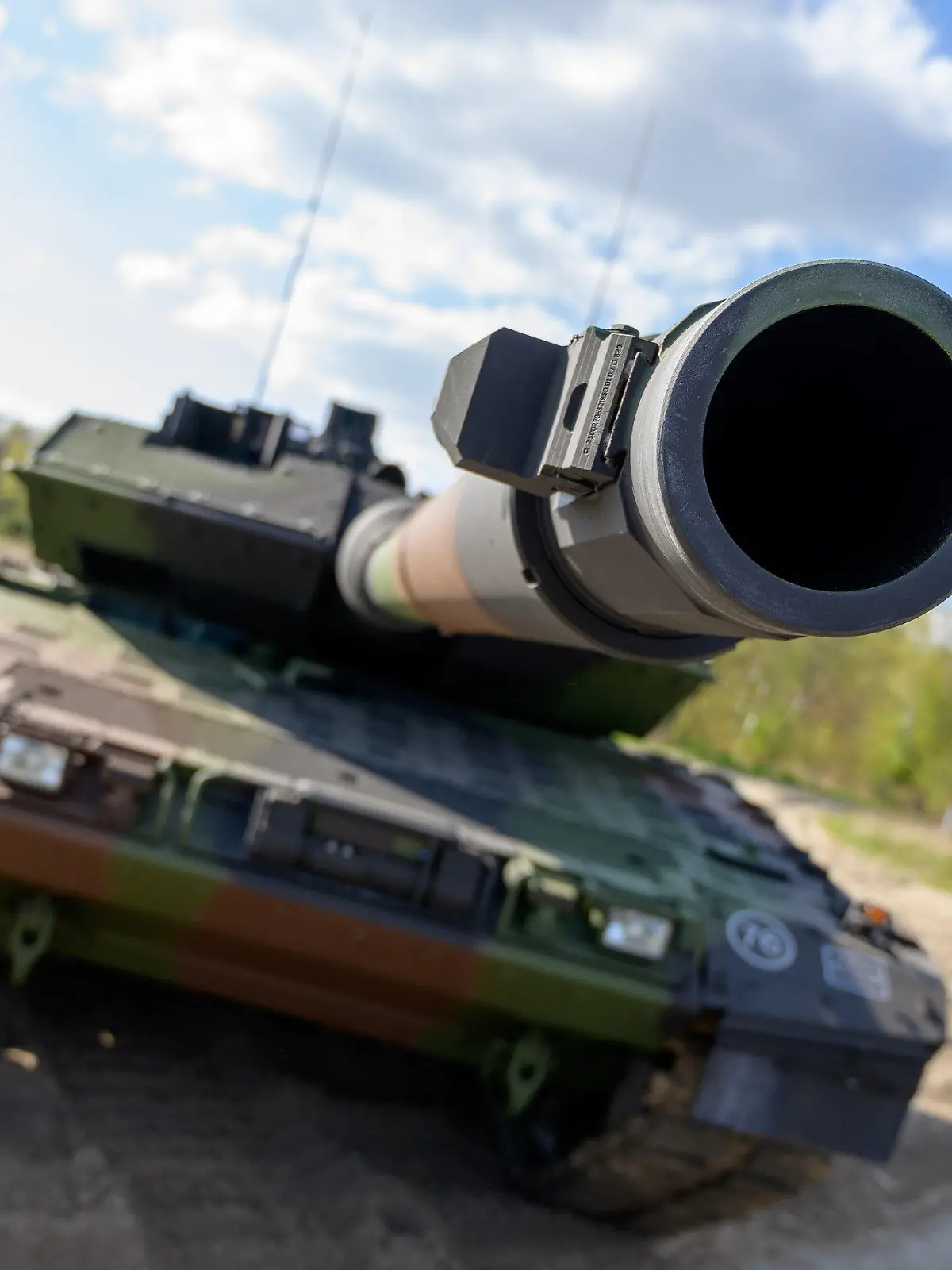 ARCHIV - 28.04.2022, Niedersachsen, Munster: Ein Kampfpanzer der Bundeswehr vom Typ Leopard 2 A7V steht auf dem Übungsplatz. Seit Monaten wird über die Unterstützung der Ukraine mit Leopard-Panzern diskutiert. (zu dpa-Korr: «Zählen statt liefern: Noch kein Marschbefehl für den Leopard») Foto: Philipp Schulze/dpa +++ dpa-Bildfunk +++