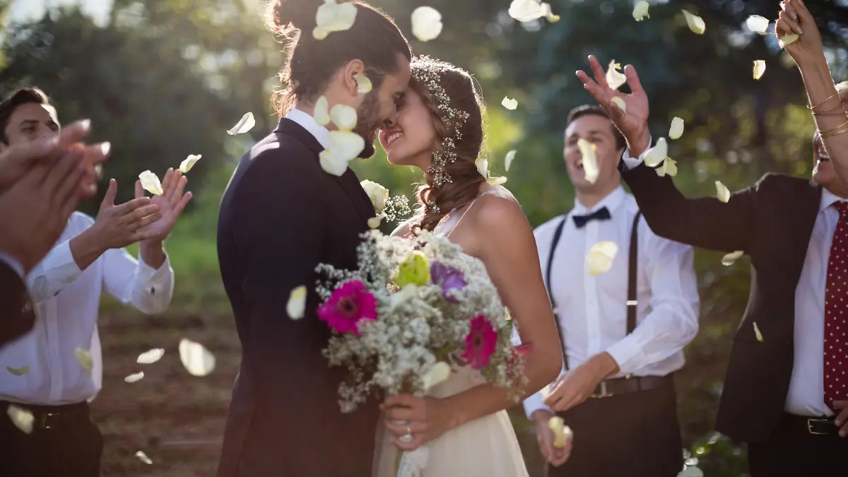 Braut und Bräutigam küssen sich an ihrer Hochzeit