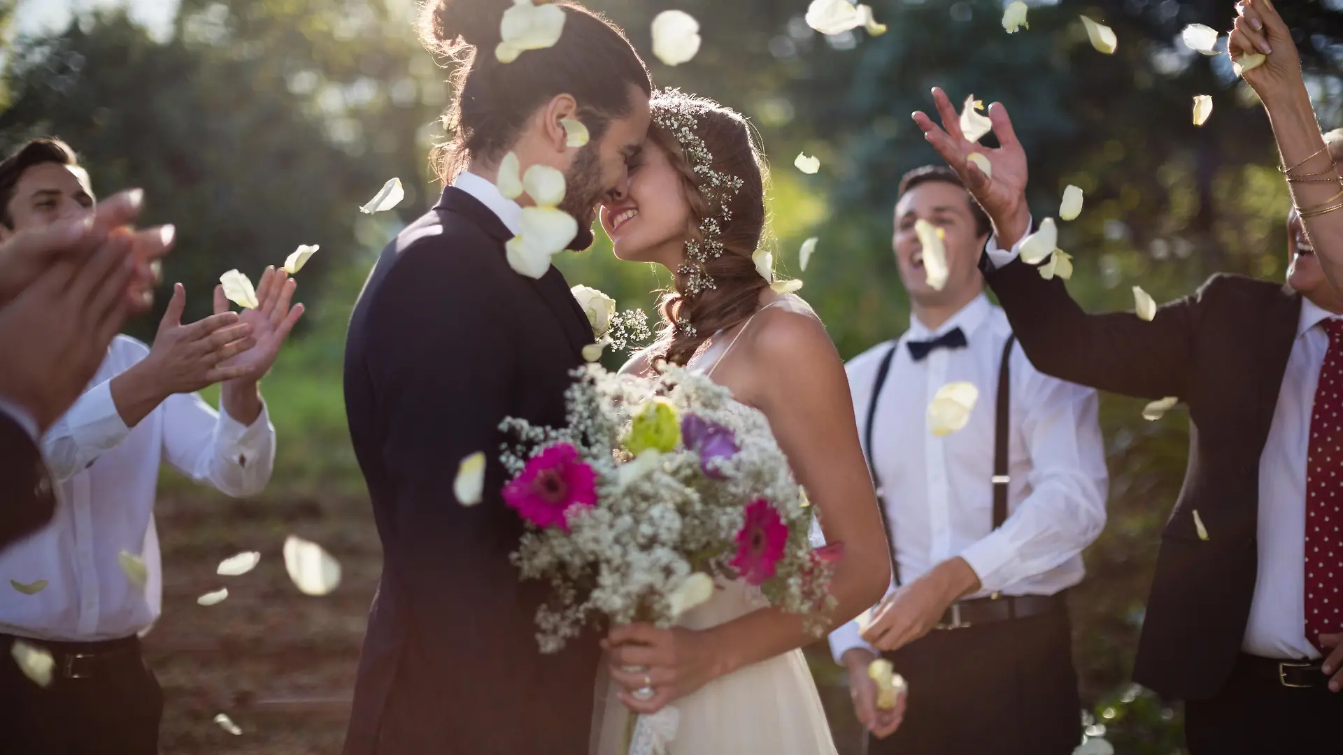 Braut und Bräutigam küssen sich an ihrer Hochzeit