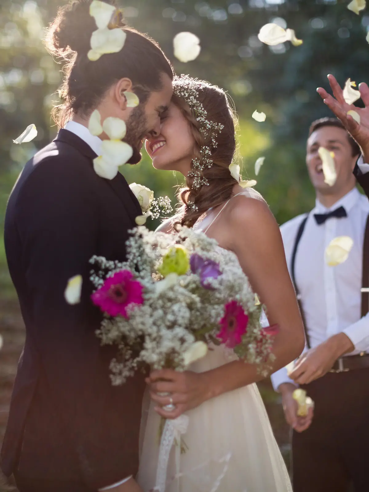 Braut und Bräutigam küssen sich an ihrer Hochzeit