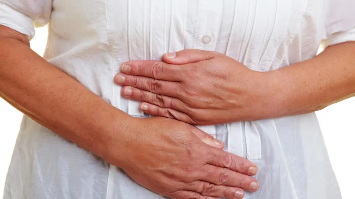 Ältere Frau hält sich ihren schmerzenden Bauch