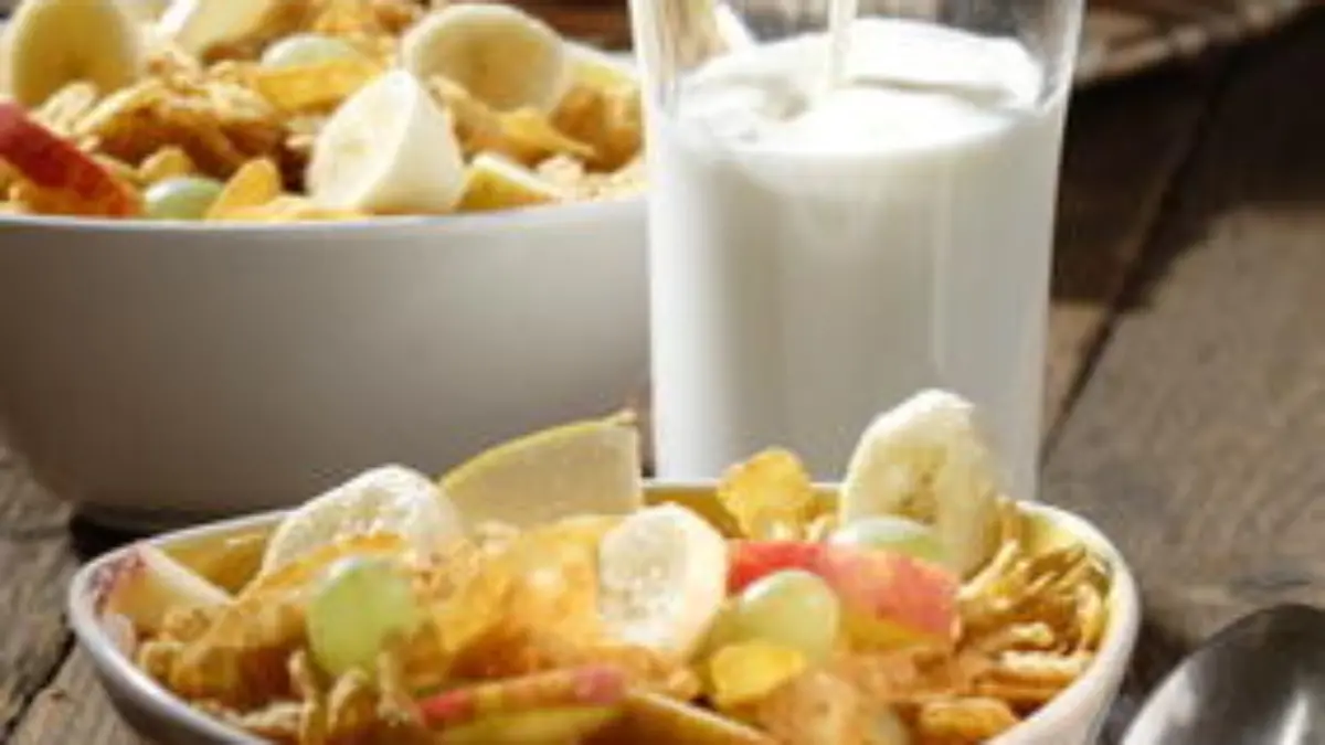 Cornflakes mit Apfel, Banane und Weintrauben