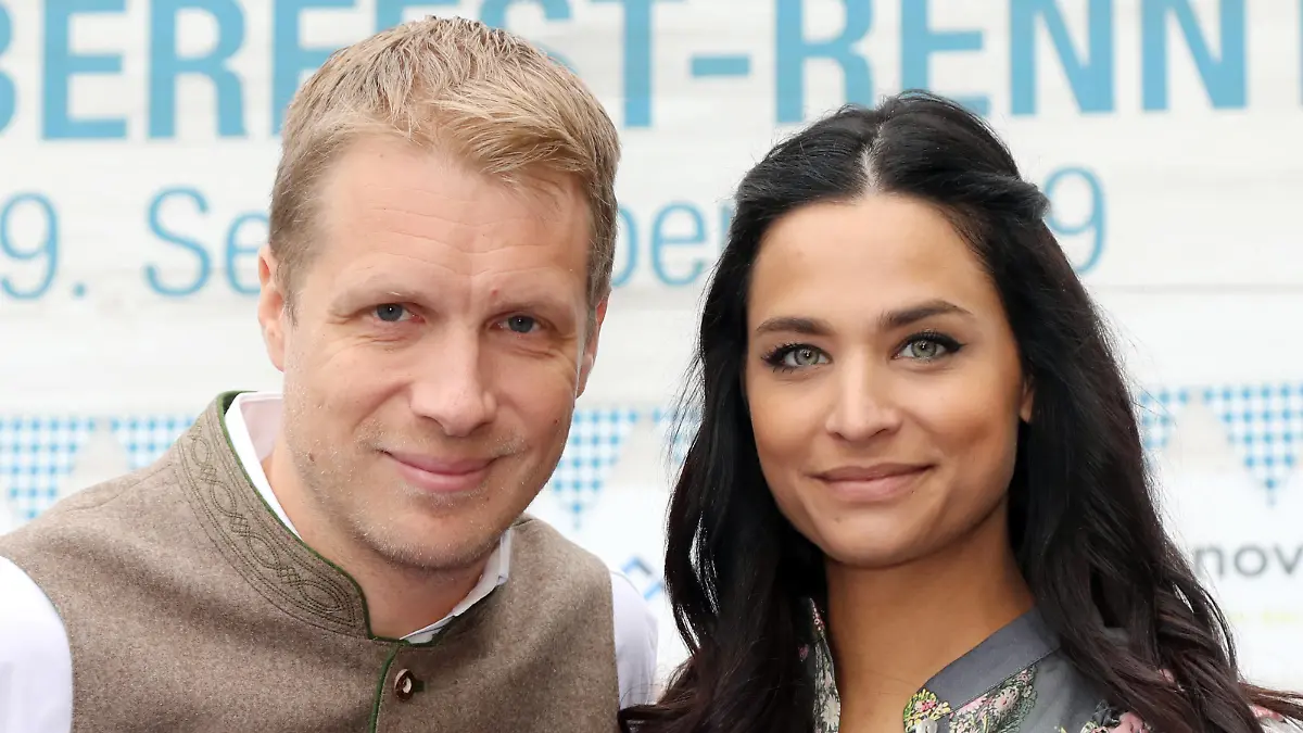 29.09.2019, Hannover, Niedersachsen, GER - Comedian Oliver Pocher mit seiner Verlobten Amira Aly. Aly, Amira Aly, aussen, Aussenaufnahme, deutsch, Deutschland, Europa, europaeisch, Hannover, Moderator, Niedersachsen, Oliver Pocher, Persoenlichkeit, Pocher, Portraet, Portrait, QF, Querformat, Westeuropa 190929D017HANNOVER.JPG *** 29 09 2019, Hanover, Lower Saxony, GER Comedian Oliver Pocher with his fiance Amira Aly Aly, Amira Aly, outside, outdoor shot, German, Germany, Europe, European, Hanover, presenter, Lower Saxony, Oliver Pocher, personality, Pocher, portrait, portrait, QF, landscape, Western Europe 190929D017HANNOVER JPG