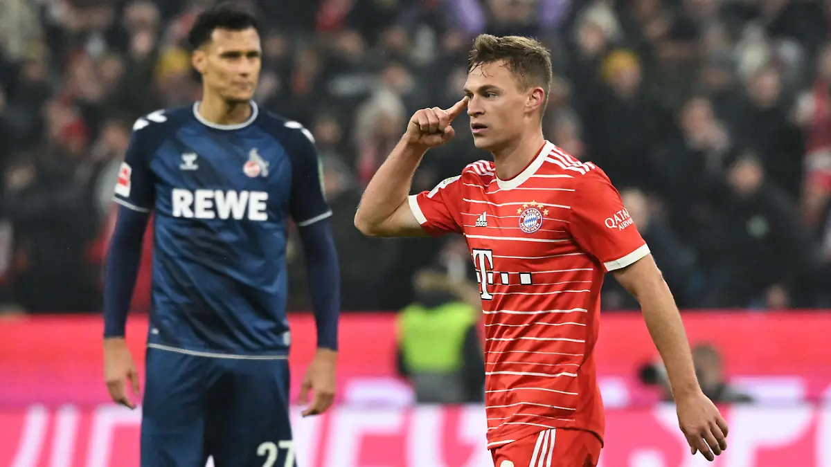Fußball: Bundesliga, Bayern München - 1. FC Köln, 17. Spieltag in der Allianz Arena, Münchens Torschütze Joshua Kimmich (r) jubelt nach dem 1:1. Links Kölns Davie Selke. WICHTIGER HINWEIS: Gemäß den Vorgaben der DFL Deutsche Fußball Liga bzw. des DFB Deutscher Fußball-Bund ist es untersagt, in dem Stadion und/oder vom Spiel angefertigte Fotoaufnahmen in Form von Sequenzbildern und/oder videoähnlichen Fotostrecken zu verwerten bzw. verwerten zu lassen.