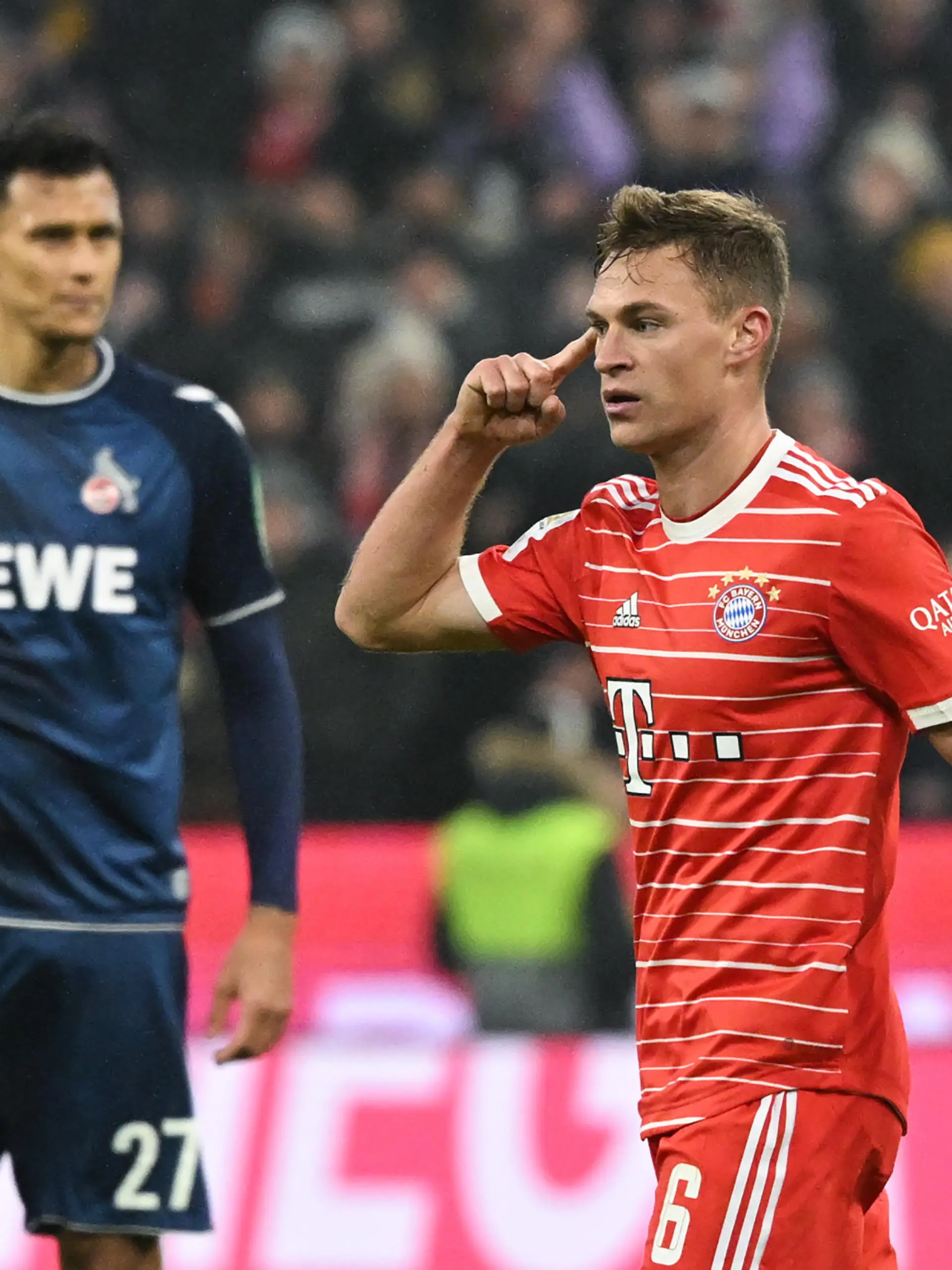 Fußball: Bundesliga, Bayern München - 1. FC Köln, 17. Spieltag in der Allianz Arena, Münchens Torschütze Joshua Kimmich (r) jubelt nach dem 1:1. Links Kölns Davie Selke. WICHTIGER HINWEIS: Gemäß den Vorgaben der DFL Deutsche Fußball Liga bzw. des DFB Deutscher Fußball-Bund ist es untersagt, in dem Stadion und/oder vom Spiel angefertigte Fotoaufnahmen in Form von Sequenzbildern und/oder videoähnlichen Fotostrecken zu verwerten bzw. verwerten zu lassen.