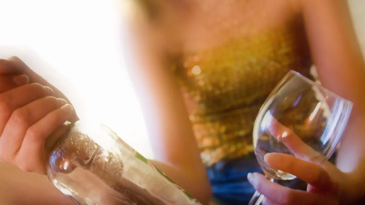 Woman and alcohol. MODEL RELEASED. Photo: TUOMAS MARTTILA +++(c) dpa - Report+++
