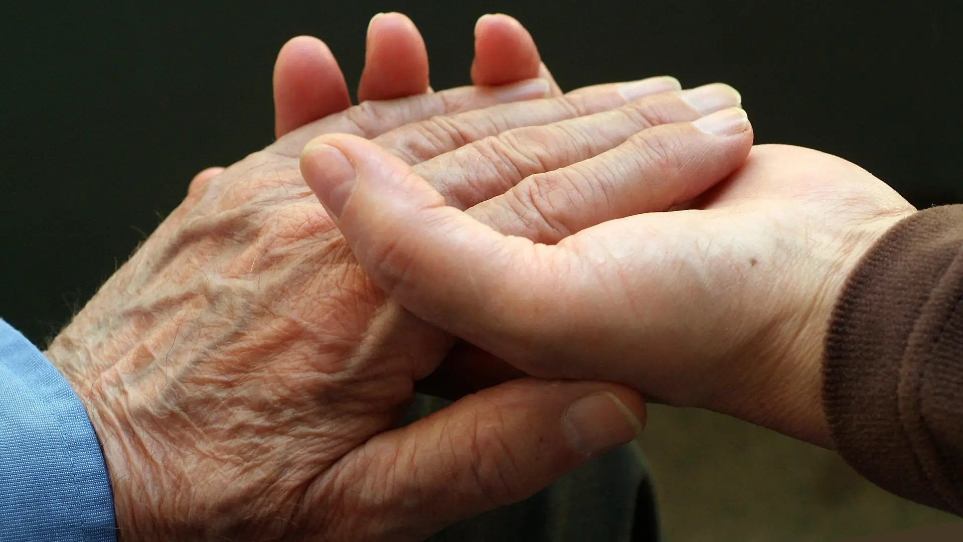 Junge Frauenhände umfassen die Hand eines alten Mannes (Symbolfoto für Pflege, Fürsorge, Geborgenheit im Alter vom 23.05.2005). Von 1996 bis 2004 haben die häuslichen Pflegefälle um 17 Prozent, die stationären Pflegefälle um 69 Prozent zugenommen. Foto: Hasn Wiedl +++(c) dpa - Report+++