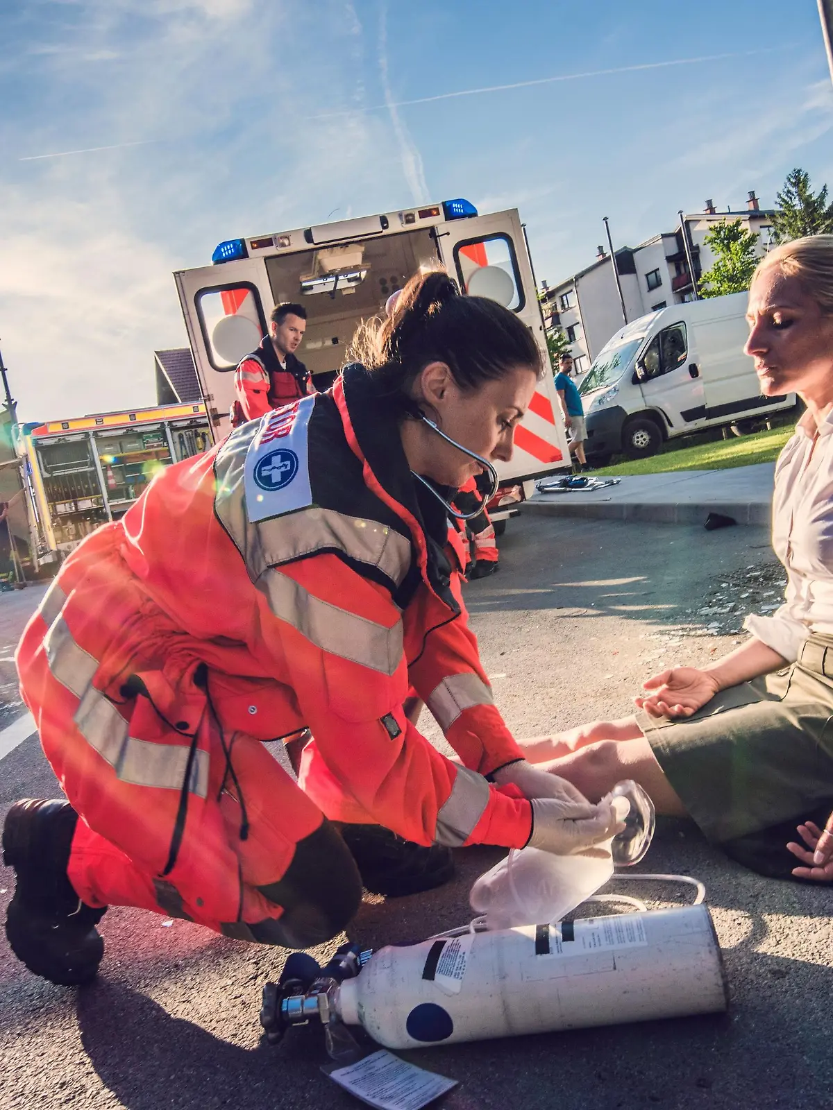 Sanitäterin leistet erste Hilfe