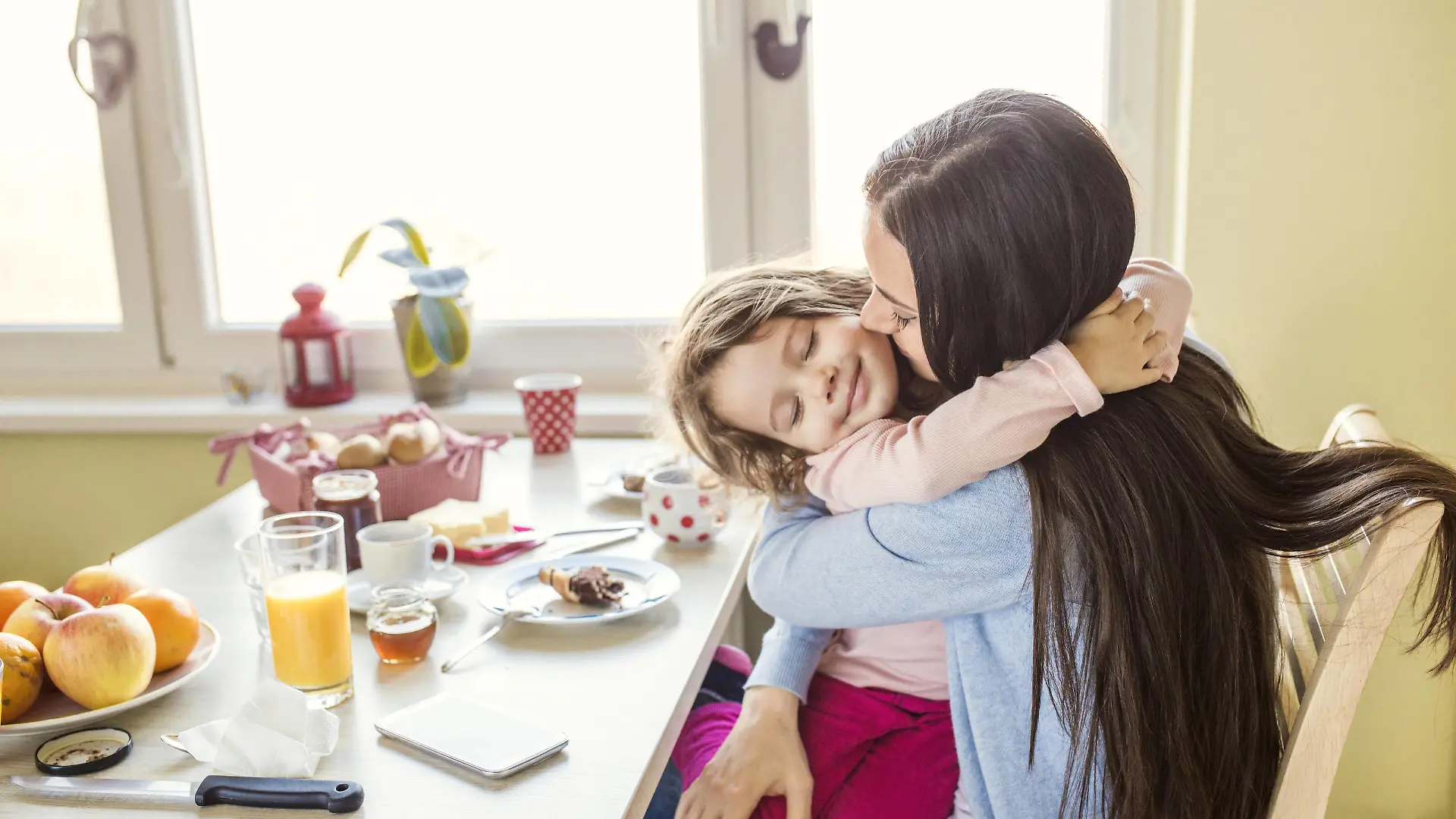 Portrait of smiling little girl hugging her mother at breakfast table model released Symbolfoto property released PUBLICATIONxINxGERxSUIxAUTxHUNxONLY HAPF000130Portrait of Smiling Little Girl HUGGING her Mother AT Breakfast Table Model released Symbolic image Property released PUBLICATIONxINxGERxSUIxAUTxHUNxONLY HAPF000130