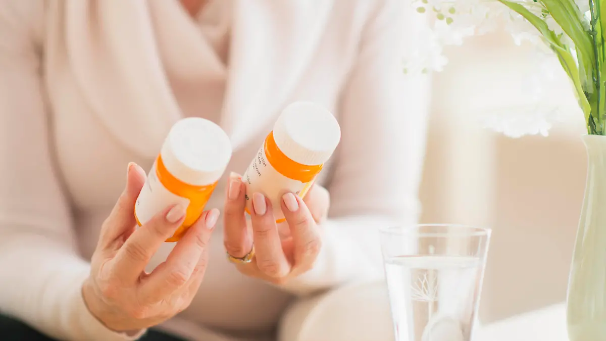 Mature woman holding Pille, Tabletten, Medikamente bottles Keine Weitergabe an Drittverwerter.