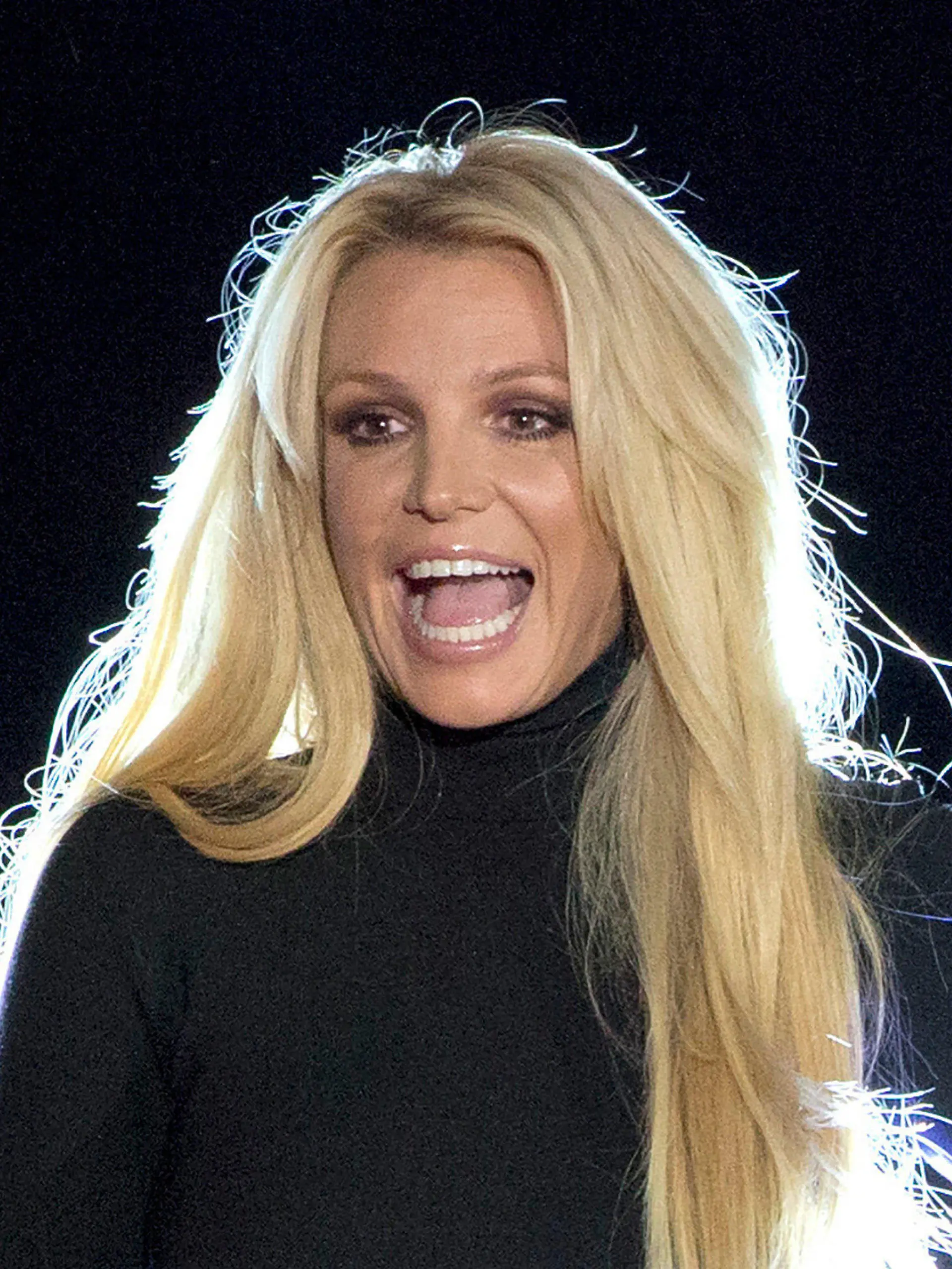 ARCHIV - 18.10.2018, USA, Las Vegas: Britney Spears steht auf der Bühne vom Park MGM Hotel-Casino. Der Vater von Britney Spears ist von einer Richterin in Los Angeles als Vormund der Sängerin abgesetzt worden. (zu dpa: «Gericht: Britney Spears' Vater als Vormund abgesetzt») Foto: Steve Marcus/Las Vegas Sun/AP/dpa - ACHTUNG: Nur zur redaktionellen Verwendung und nur mit vollständiger Nennung des vorstehenden Credits +++ dpa-Bildfunk +++
