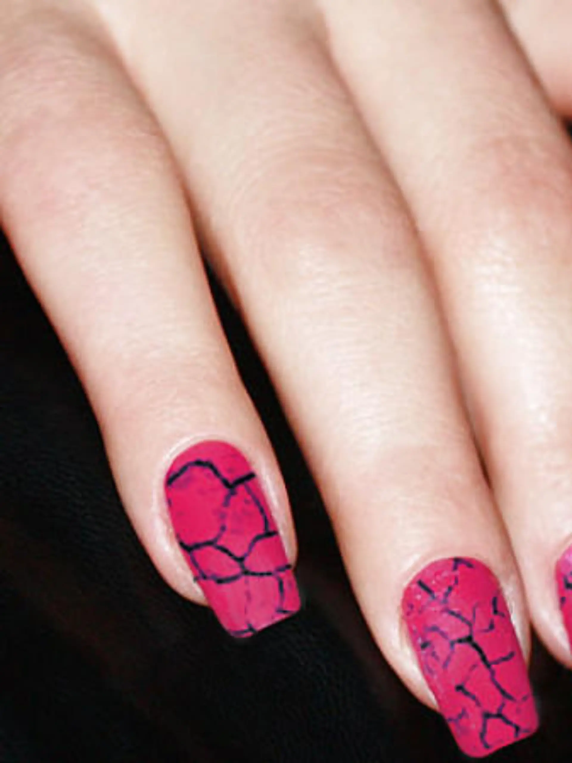 So sieht Crackling Nagellack aus
