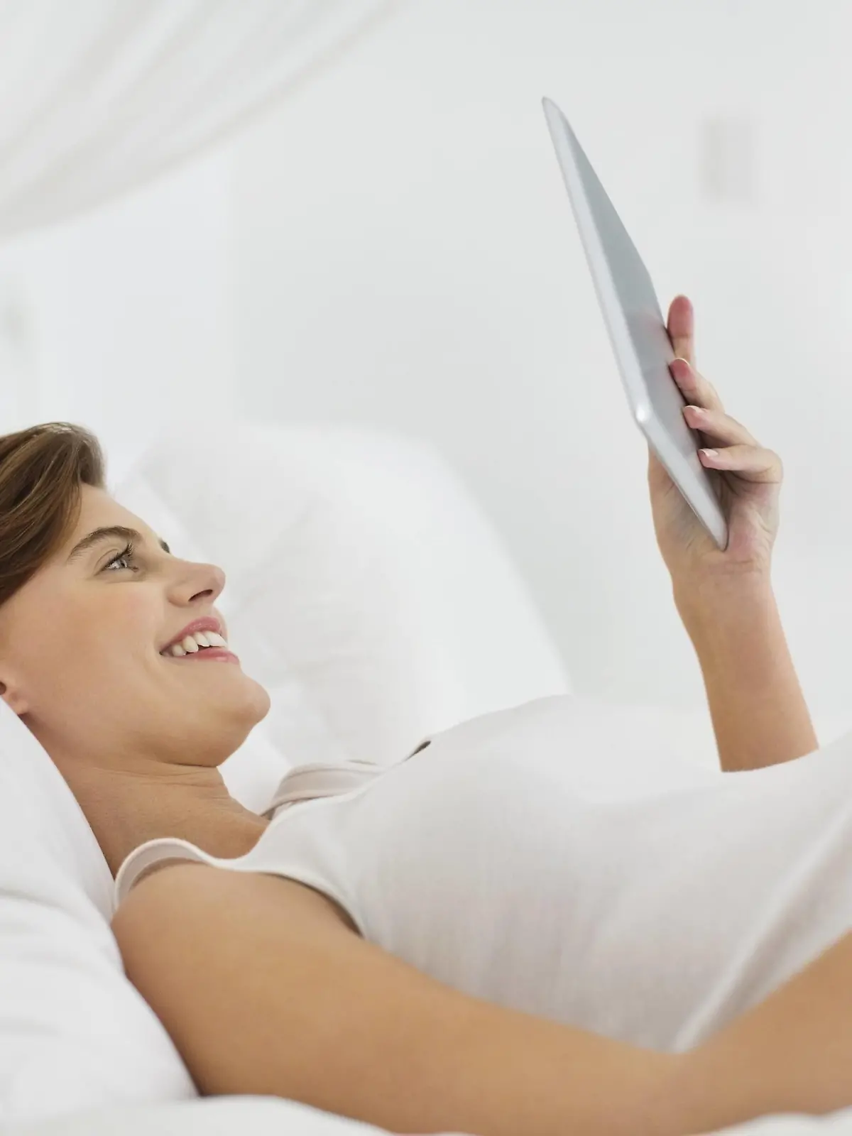 Pregnant woman using tablet computer Pregnant woman using tablet computer on bed. PUBLICATIONxINxGERxSUIxHUNxONLY CAIAxIMAGEx/xSCIENCExPHOTOxLIBRARY F013/8366Pregnant Woman Using Tablet Computer Pregnant Woman Using Tablet Computer ON Bed PUBLICATIONxINxGERxSUIxHUNxONLY CAIAxIMAGEx xSCIENCExPHOTOxLIBRARY  8366  