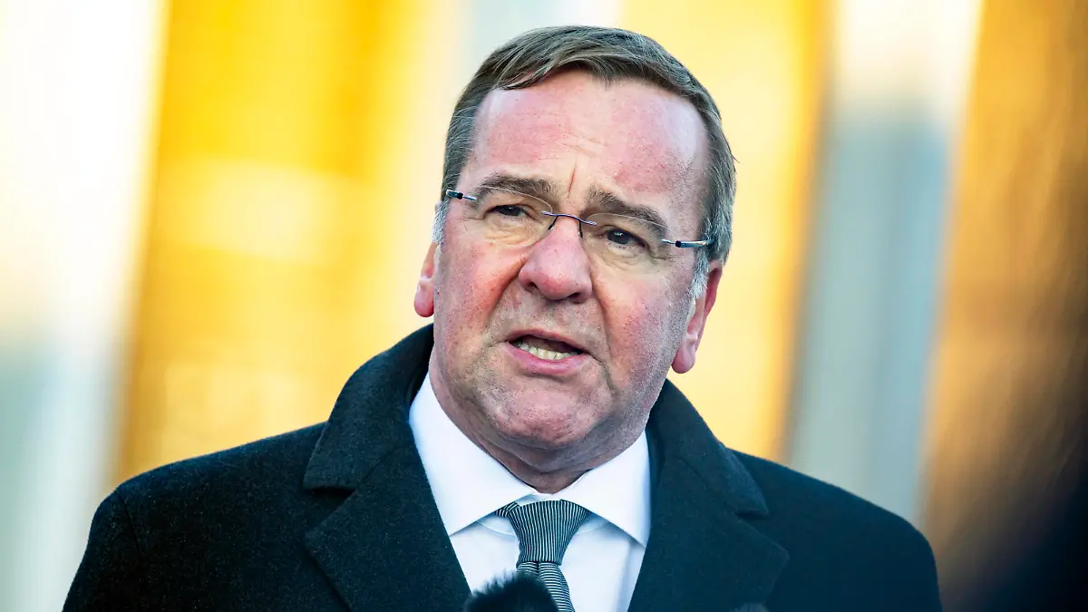 Der neue Bundesminister der Verteidigung Boris Pistorius gibt ein Statement nach der Zeremonie mit militärichen Ehren im Verteidigungsministerium in Berlin am 19. Januar 2023. Boris Pistorius neuer Bundesminister der Verteidigung *** The new Federal Minister of Defense Boris Pistorius gives a statement after the ceremony with military honors at the Ministry of Defense in Berlin on 19 January 2023 Boris Pistorius new Federal Minister of Defense