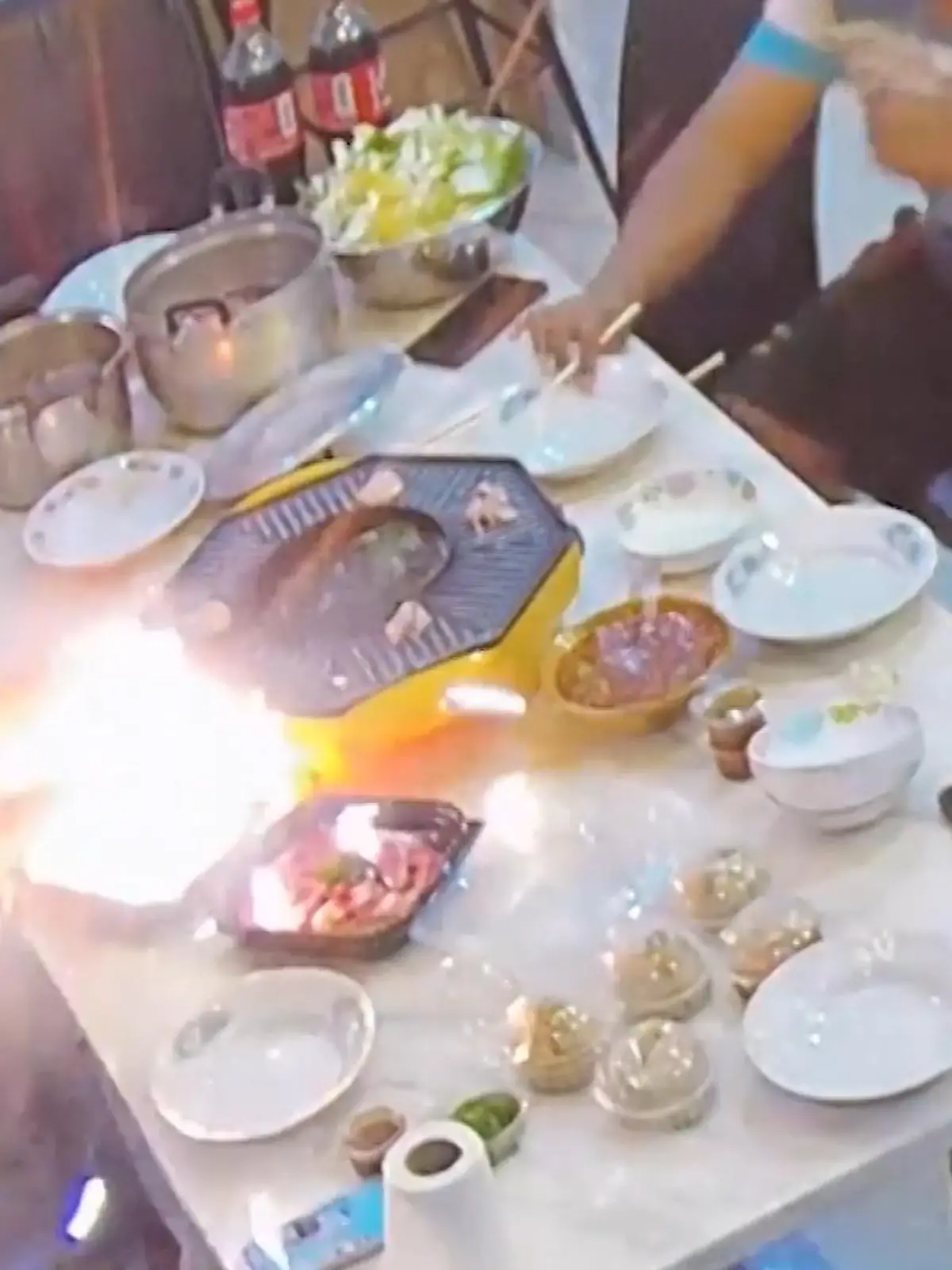 Bei einem Abendessen in Thailand sprühen plötzlich die Funken. Das Stromkabel eines Hotpots fängt an zu rauchen und geht in Flammen auf. Die Familie flüchtet aus dem Wohnzimmer und kommt mit dem Schrecken davon.