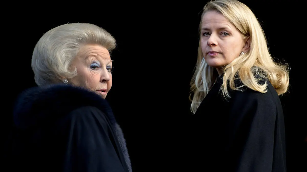 file - Dutch Queen Beatrix (L) and Princess Mabel (R) attend the Prins Claus Awards ceremony in Amsterdam, The Netherlands, 12 December 2012. EPA/ROBIN UTRECHT/ dpa (zu dpa "Nach 18 Monaten Koma: Niederländischer Prinz Friso tot" vom 12.08.2013) +++(c) dpa - Bildfunk+++