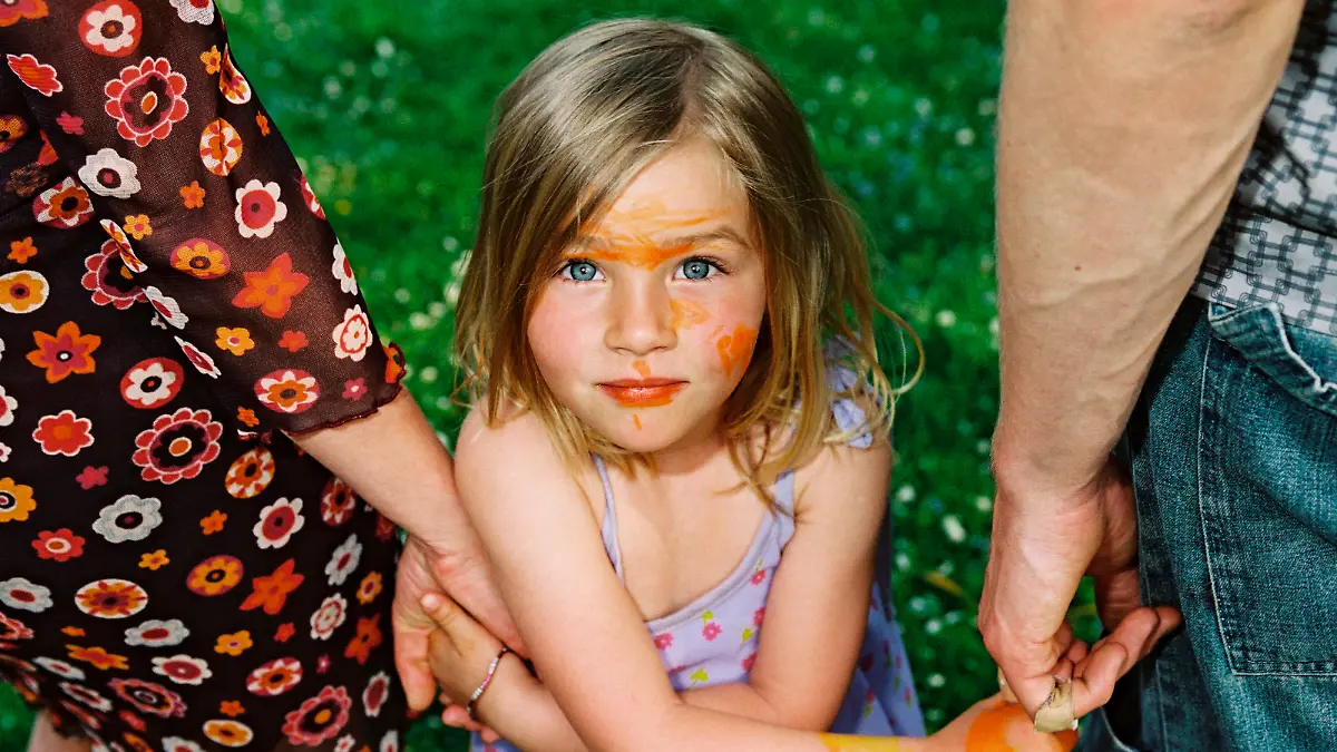 girl holding parents_ hands looking into camera Keine Weitergabe an Drittverwerter., Royalty free: Bei werblicher Verwendung Preis auf Anfrage