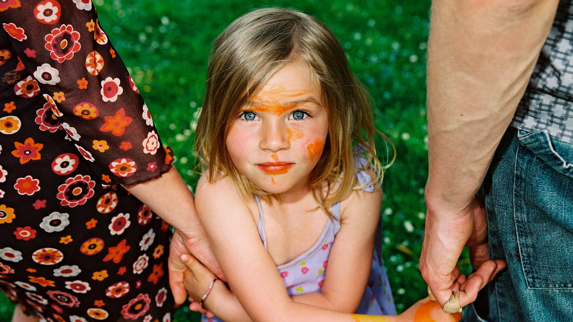 girl holding parents_ hands looking into camera Keine Weitergabe an Drittverwerter., Royalty free: Bei werblicher Verwendung Preis auf Anfrage
