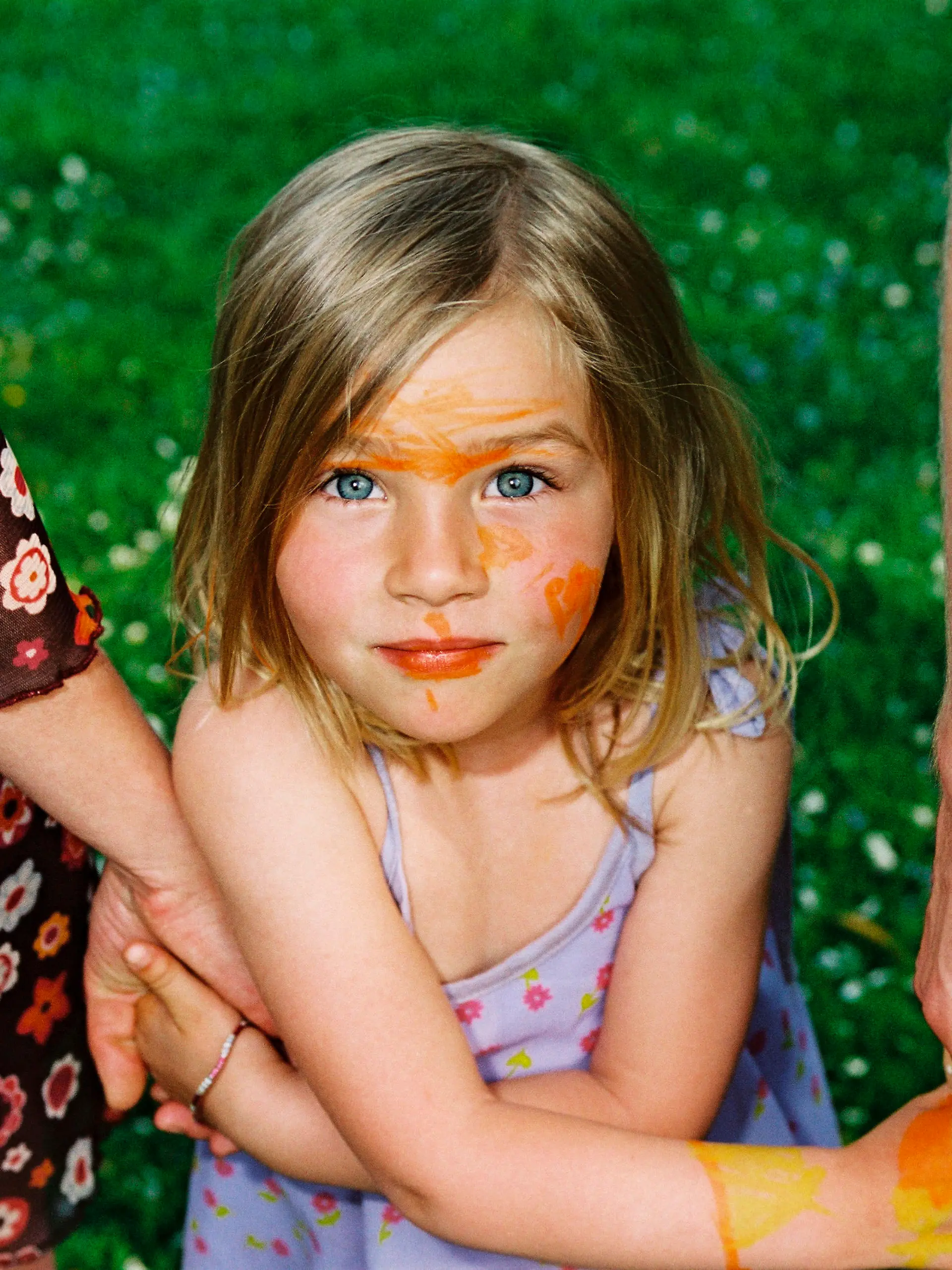 girl holding parents_ hands looking into camera Keine Weitergabe an Drittverwerter., Royalty free: Bei werblicher Verwendung Preis auf Anfrage